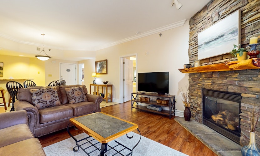 Find Relaxed Luxe, Sleeps 6・Jetted Tub・Downtown