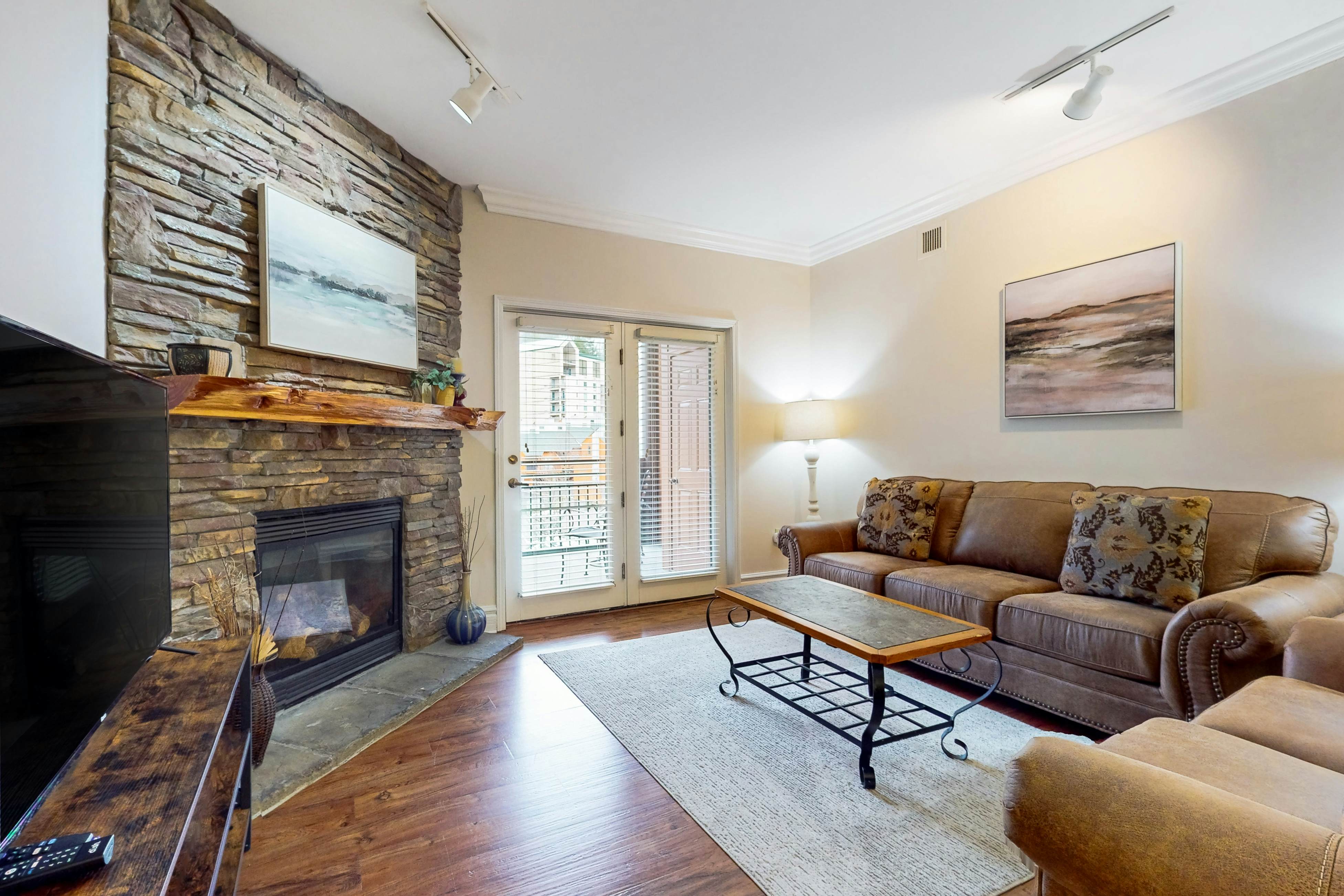 Find Relaxed Luxe, Sleeps 6・Jetted Tub・Downtown