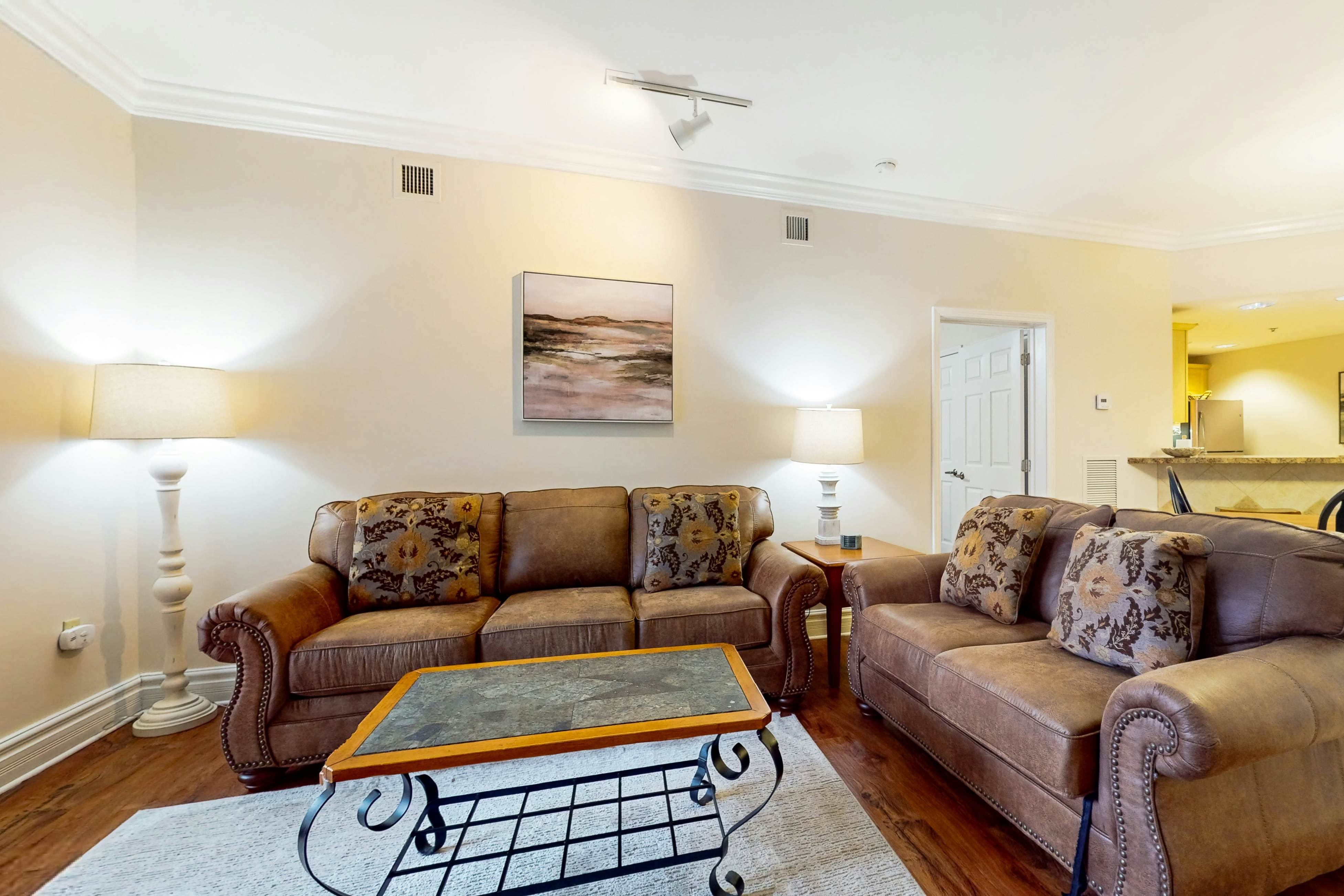 Find Relaxed Luxe, Sleeps 6・Jetted Tub・Downtown