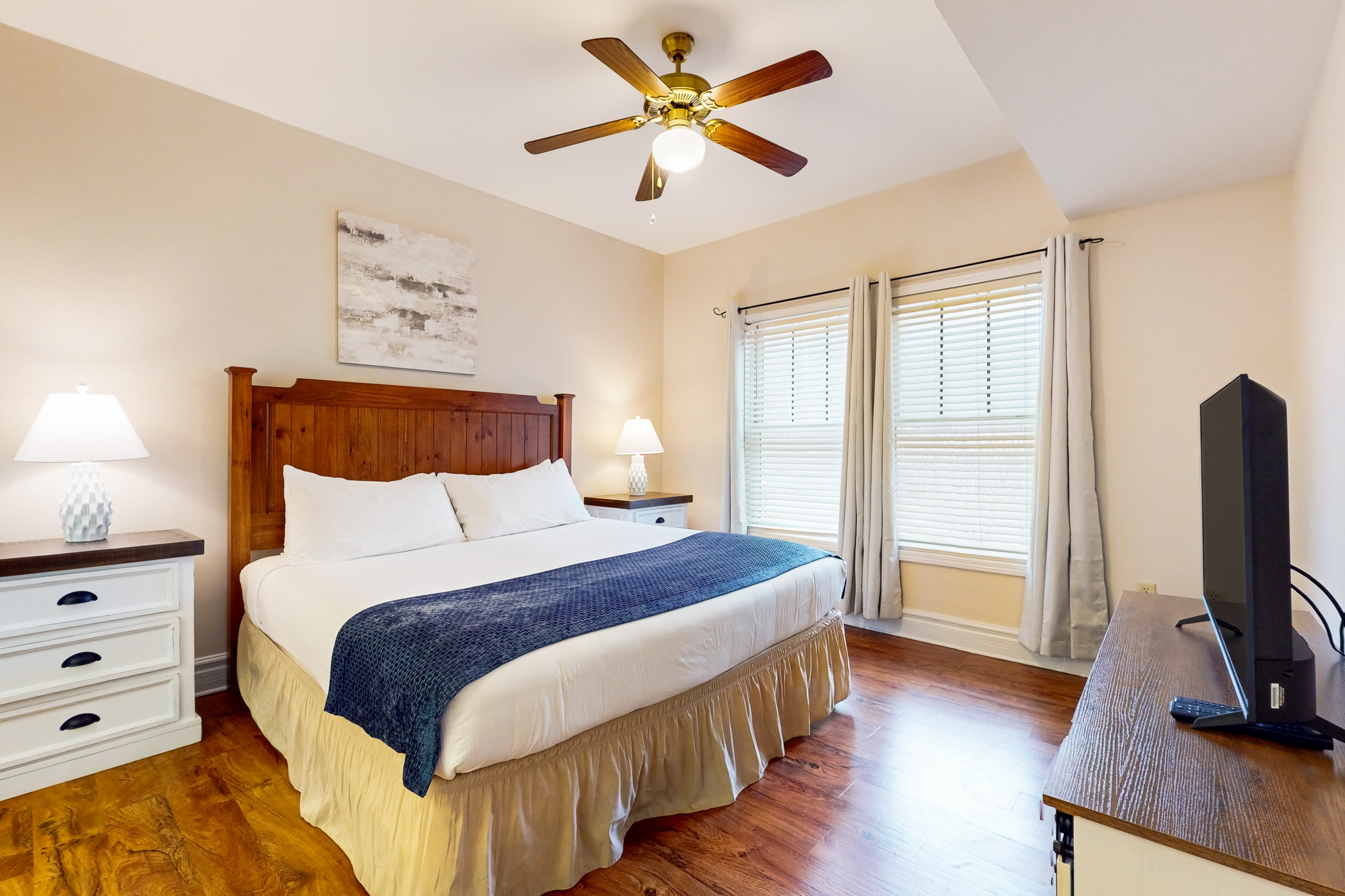 Find Relaxed Luxe, Sleeps 6・Jetted Tub・Downtown