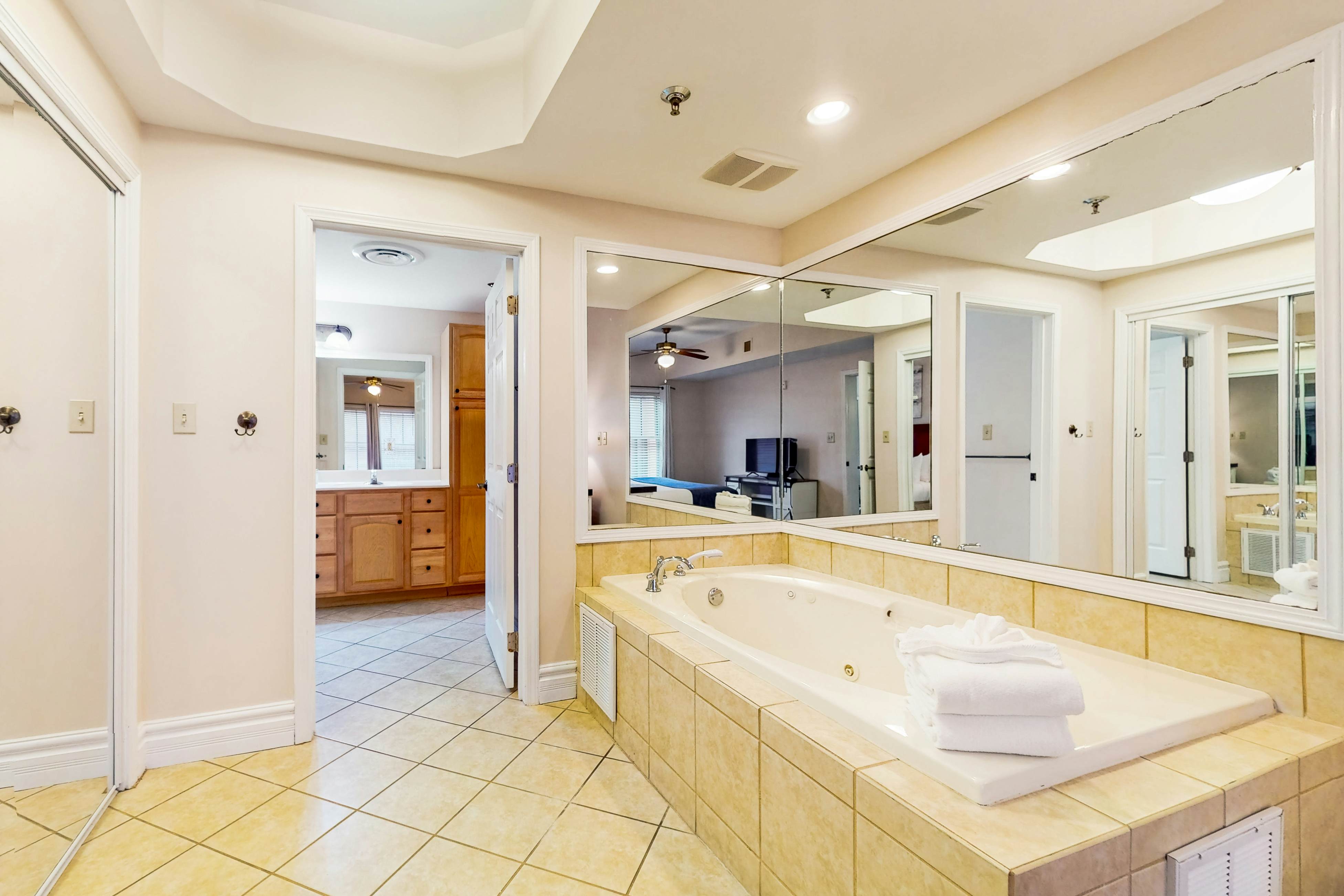 Find Relaxed Luxe, Sleeps 6・Jetted Tub・Downtown