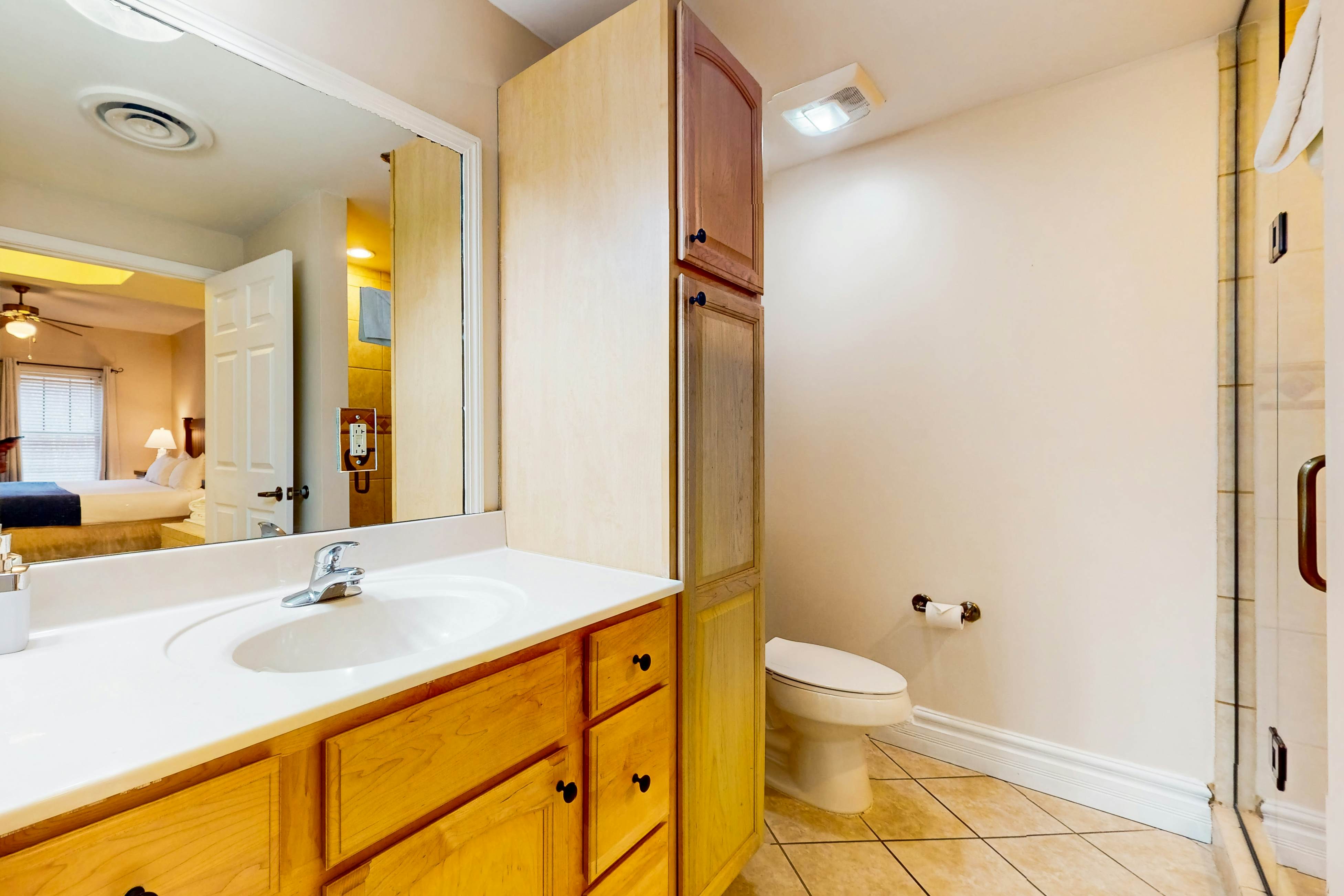 Find Relaxed Luxe, Sleeps 6・Jetted Tub・Downtown
