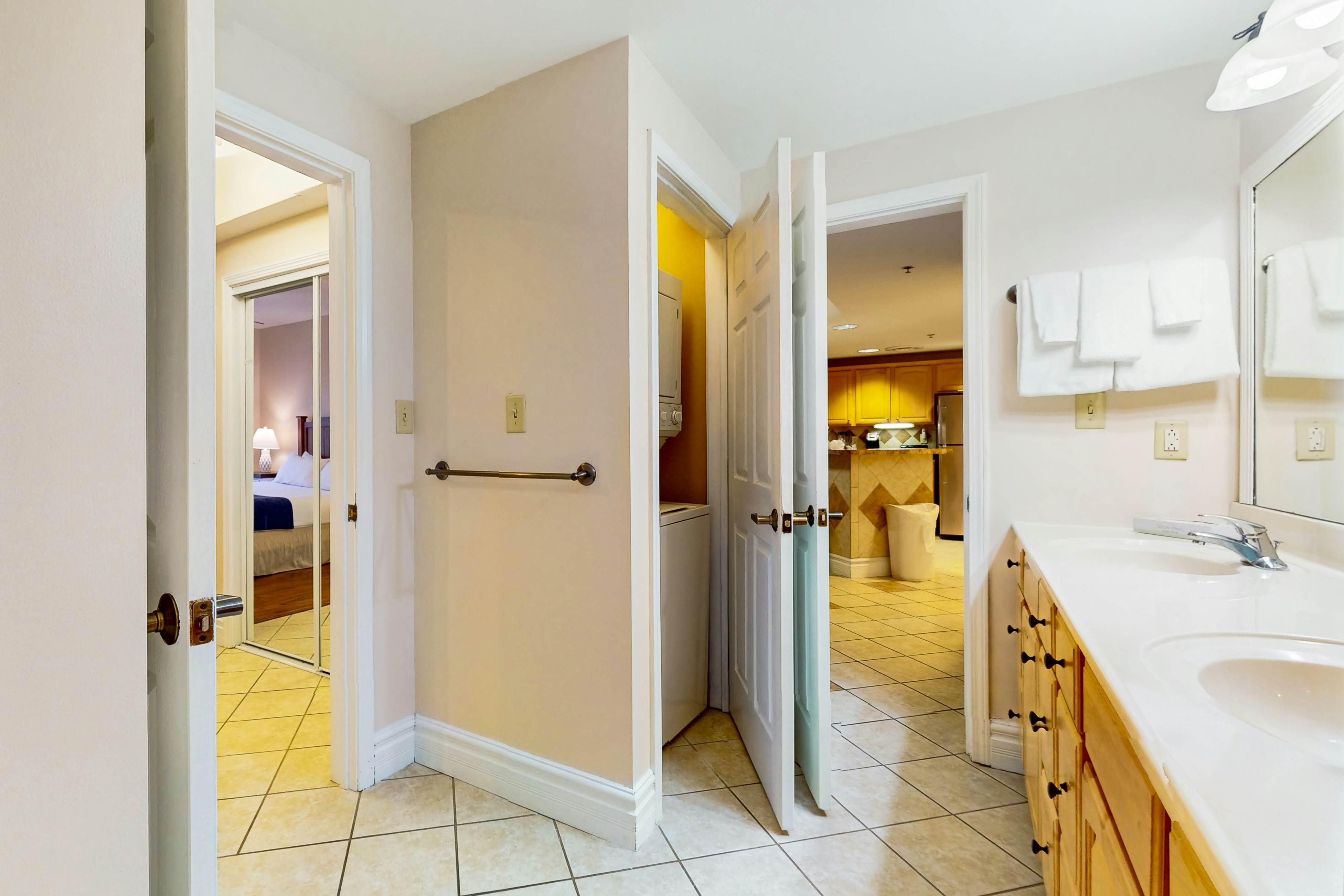 Find Relaxed Luxe, Sleeps 6・Jetted Tub・Downtown