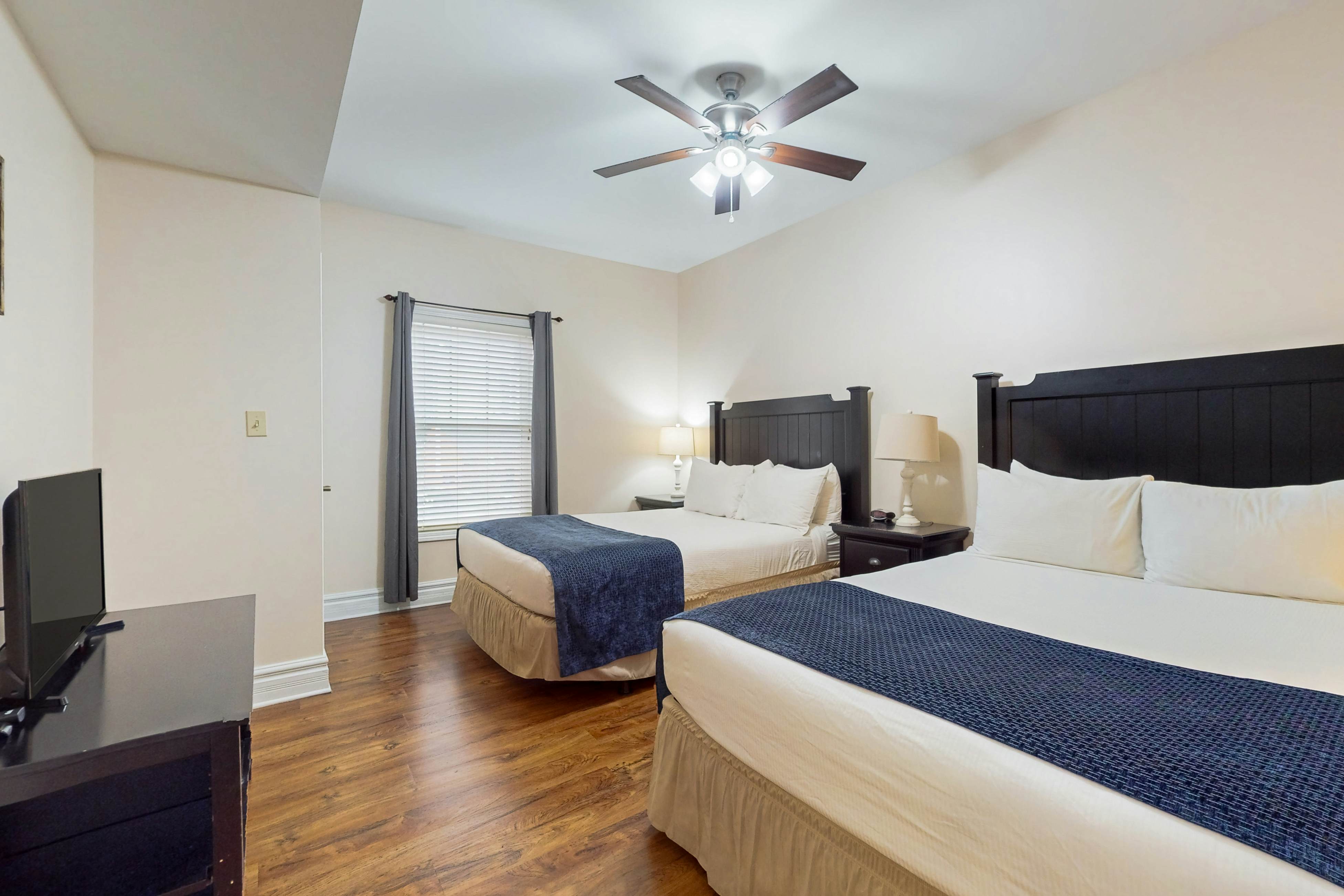 Find Relaxed Luxe, Sleeps 6・Jetted Tub・Downtown