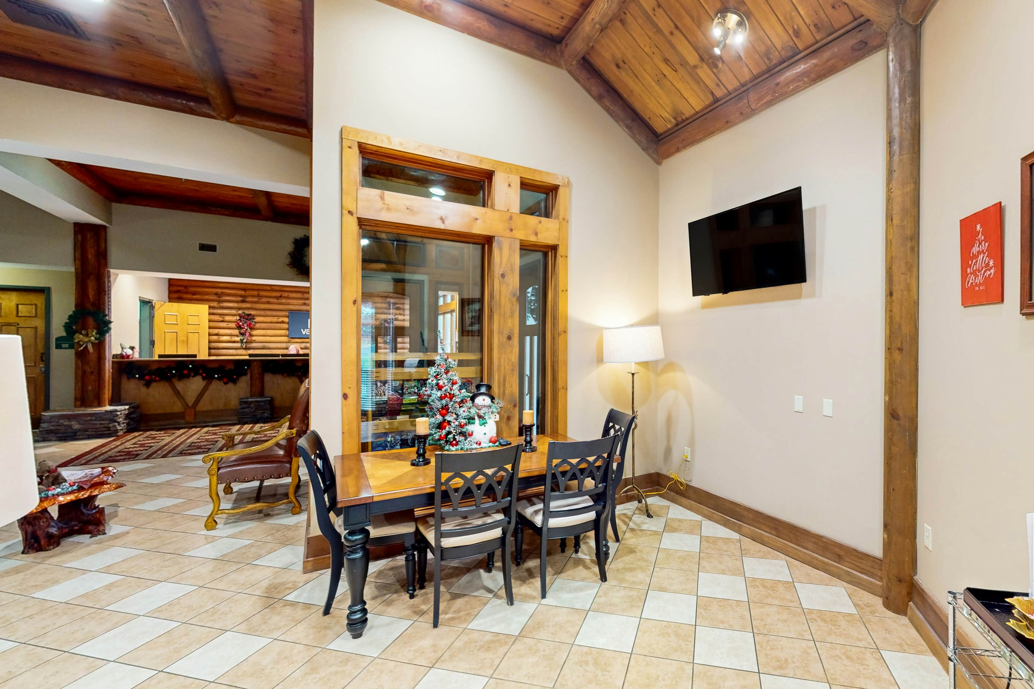 Find Relaxed Luxe, Sleeps 6・Jetted Tub・Downtown