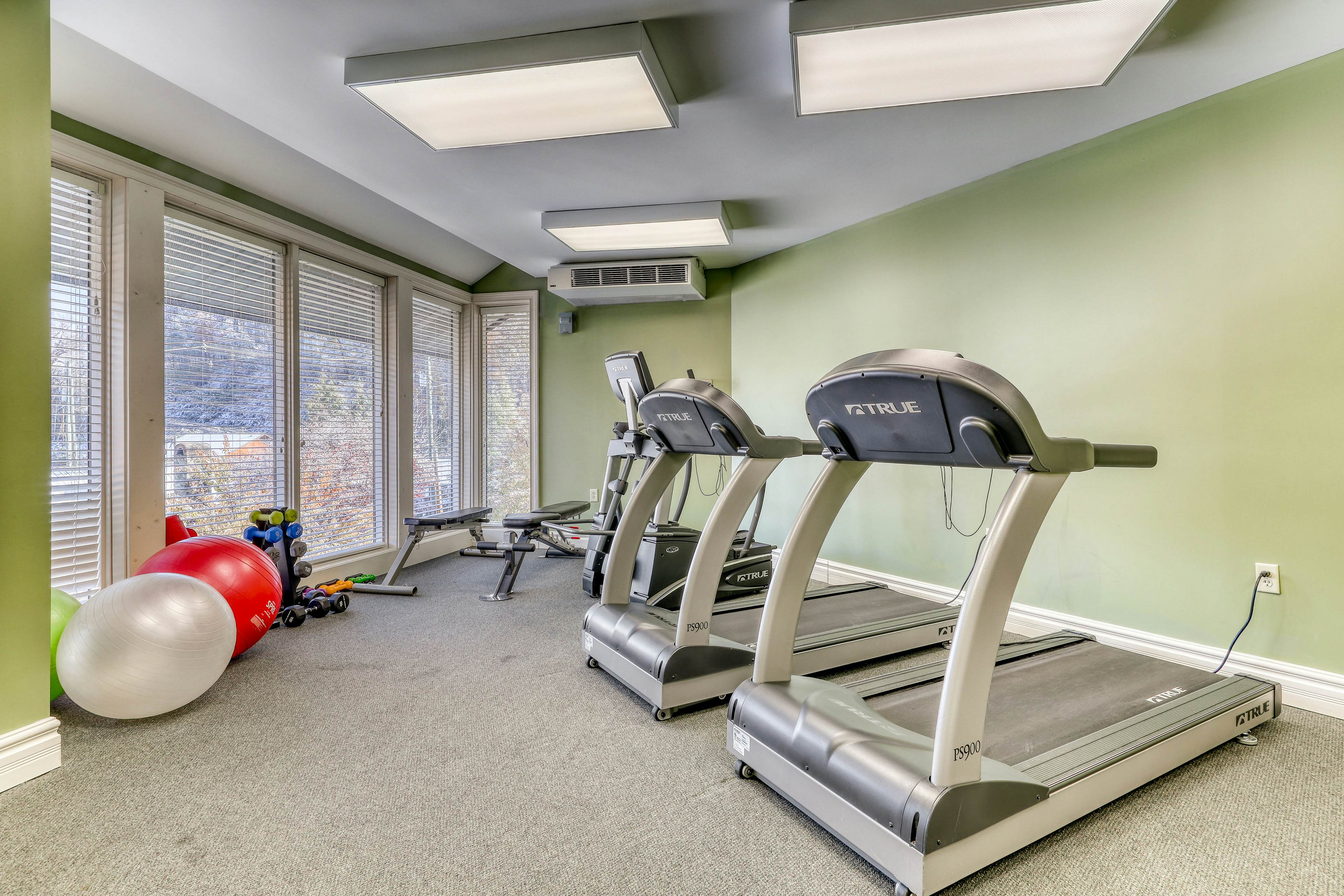 Find Relaxed Luxe, Sleeps 6・Jetted Tub・Downtown