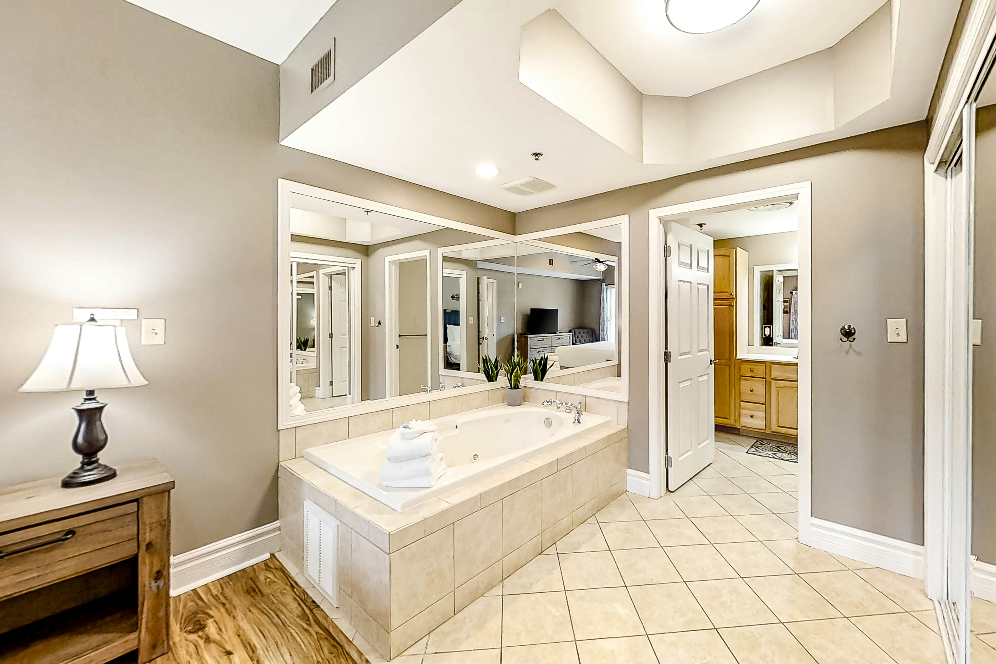 Elegant View Condo, Sleeps 6・Balcony・Jetted Tub