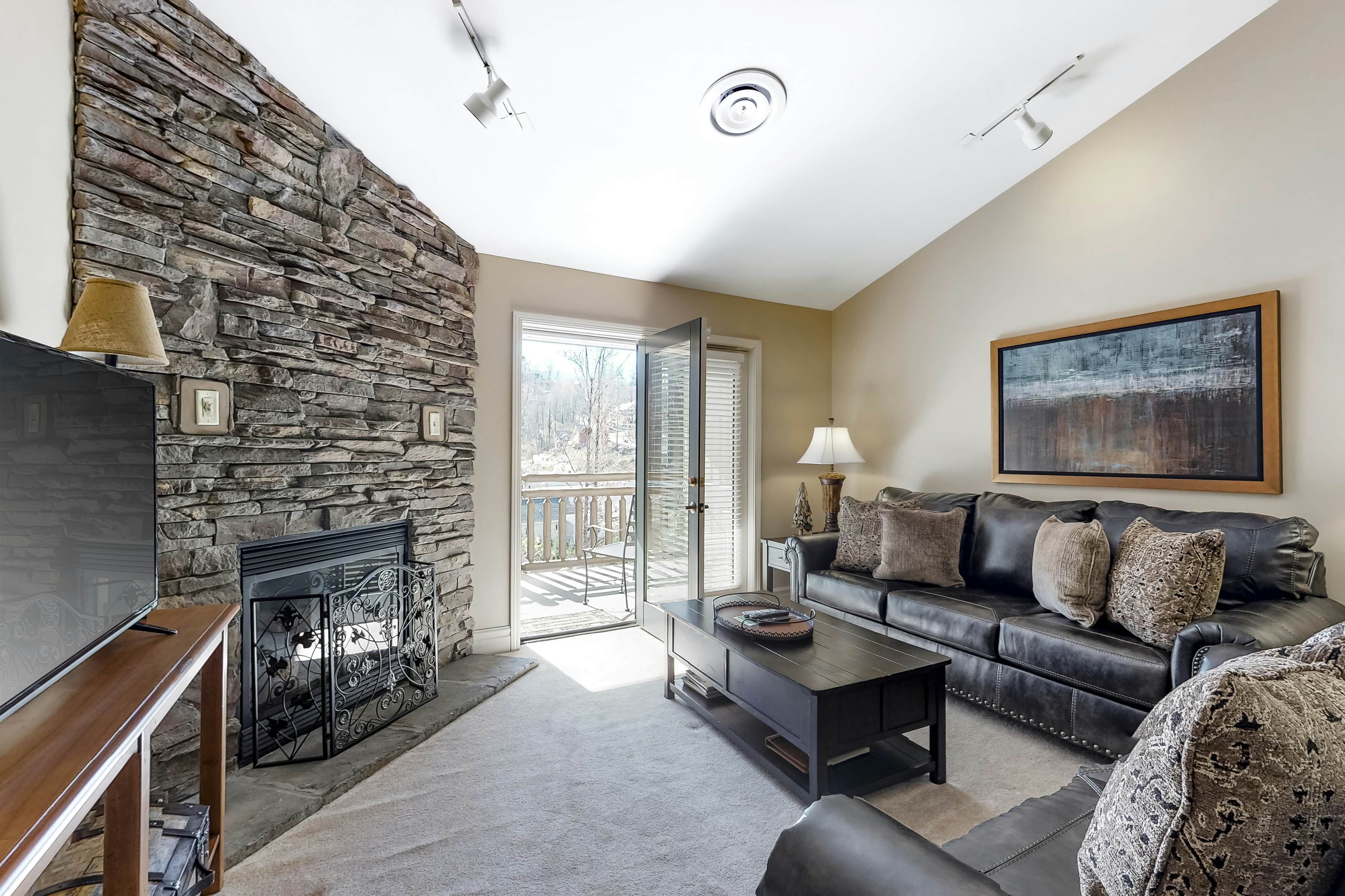 5th Floor Condo, Sleeps 6・Jetted Tub・Fireplace