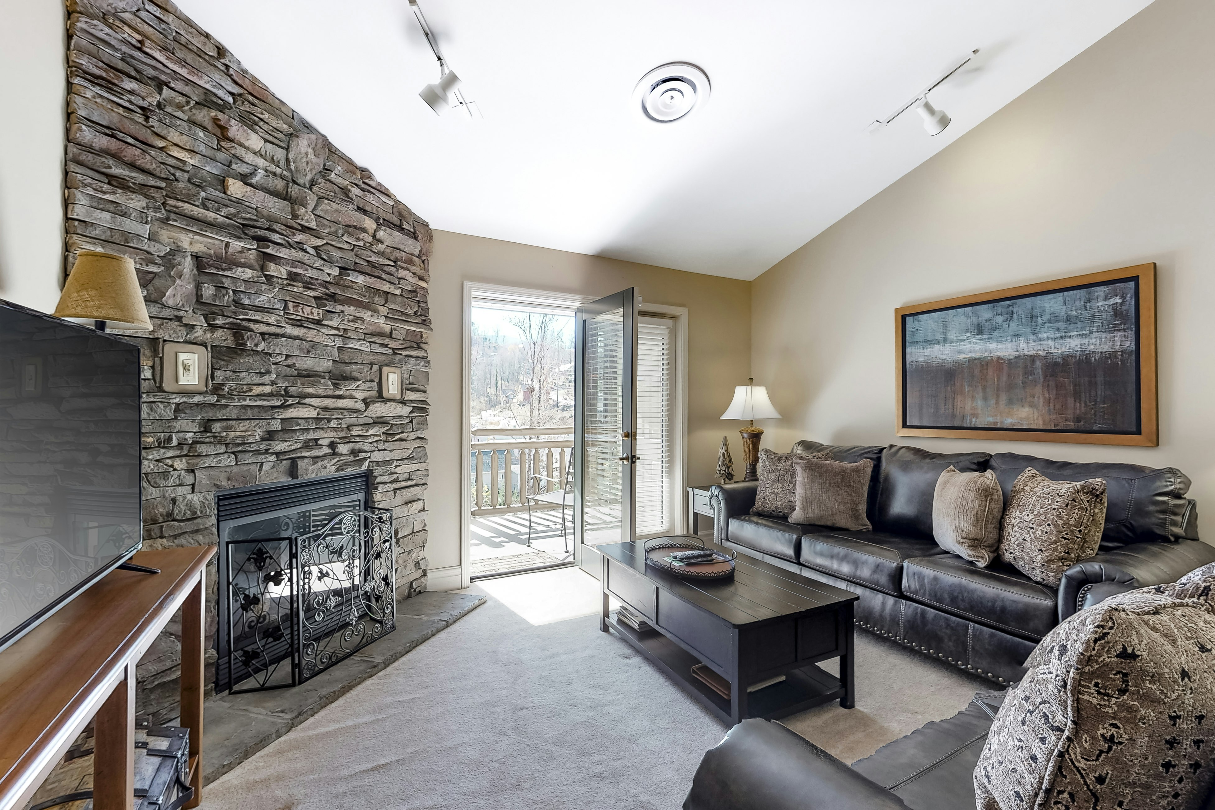 5th Floor Condo, Sleeps 6・Jetted Tub・Fireplace