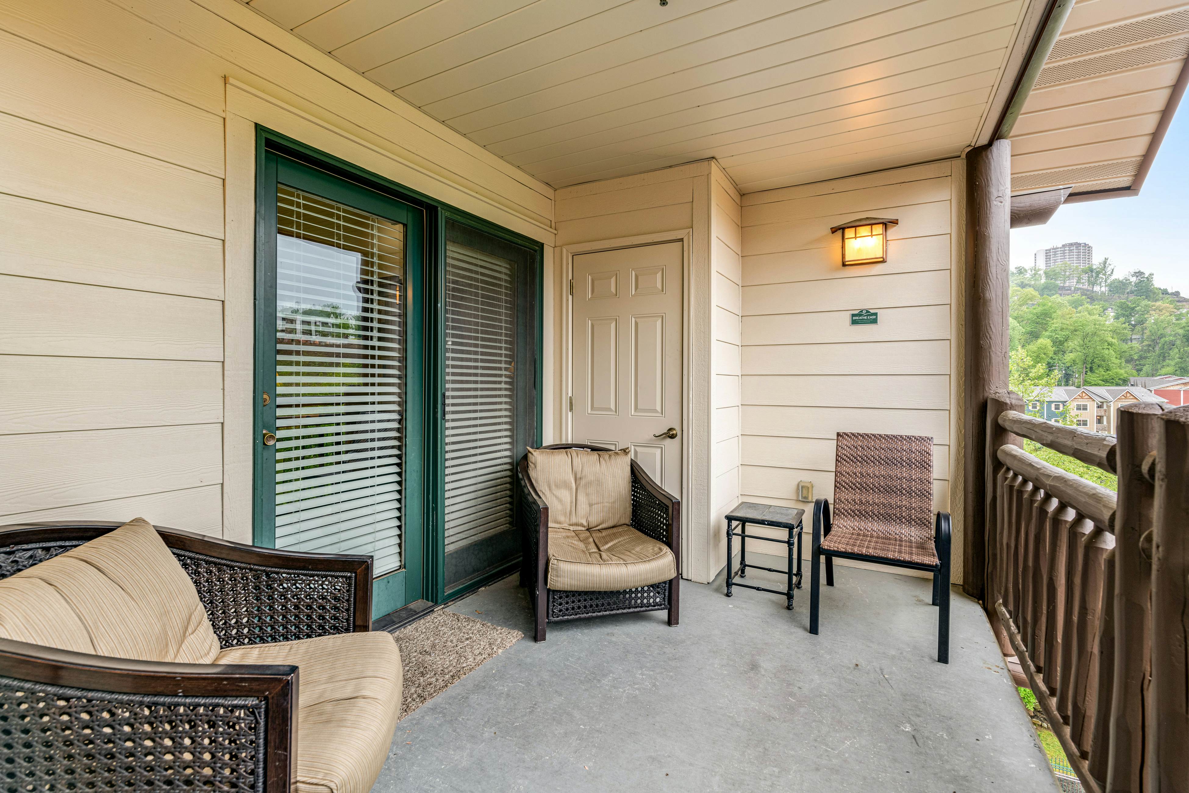 Homey Creekside Condo, Sleeps 8・Jetted Tub・Gym