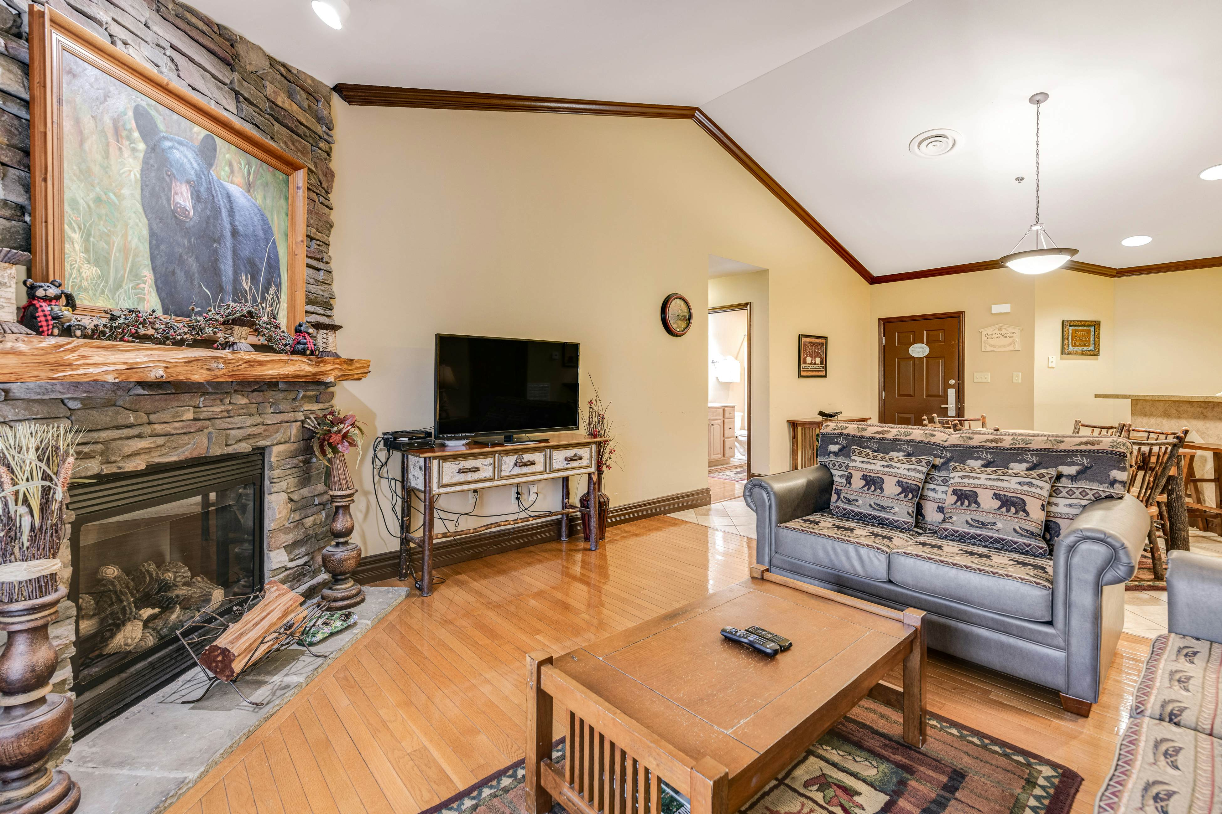 Homey Creekside Condo, Sleeps 8・Jetted Tub・Gym