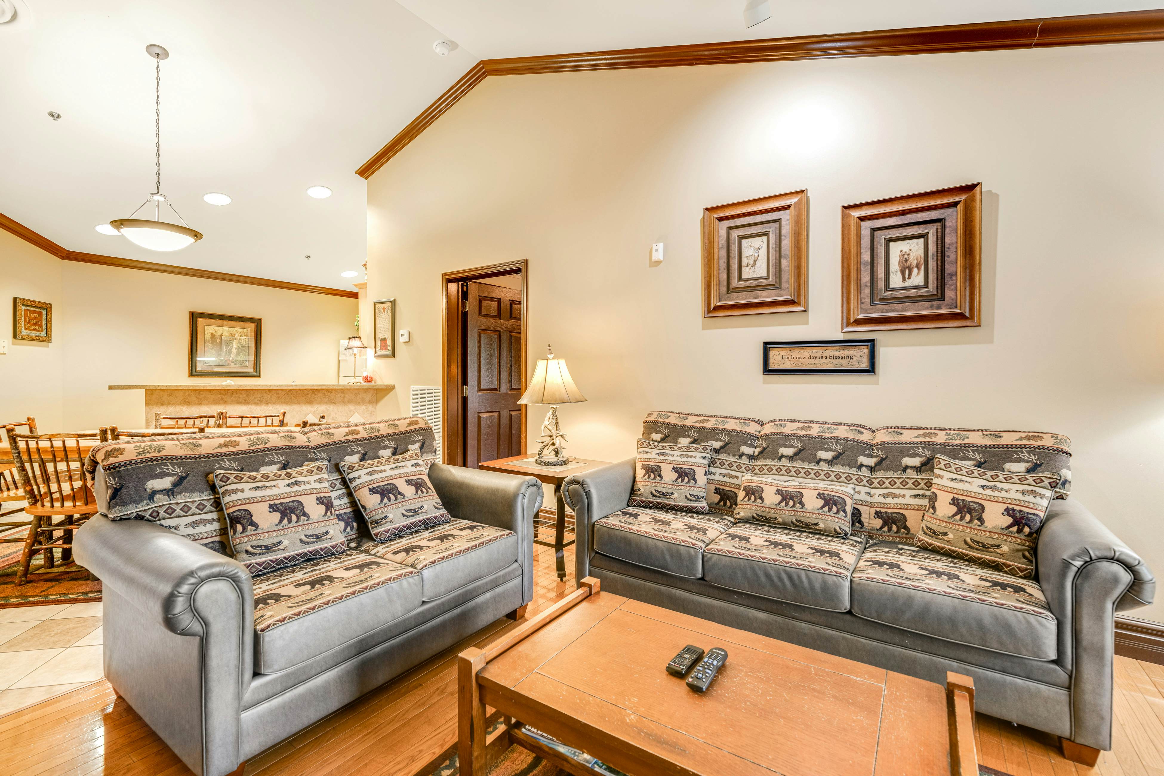 Homey Creekside Condo, Sleeps 8・Jetted Tub・Gym