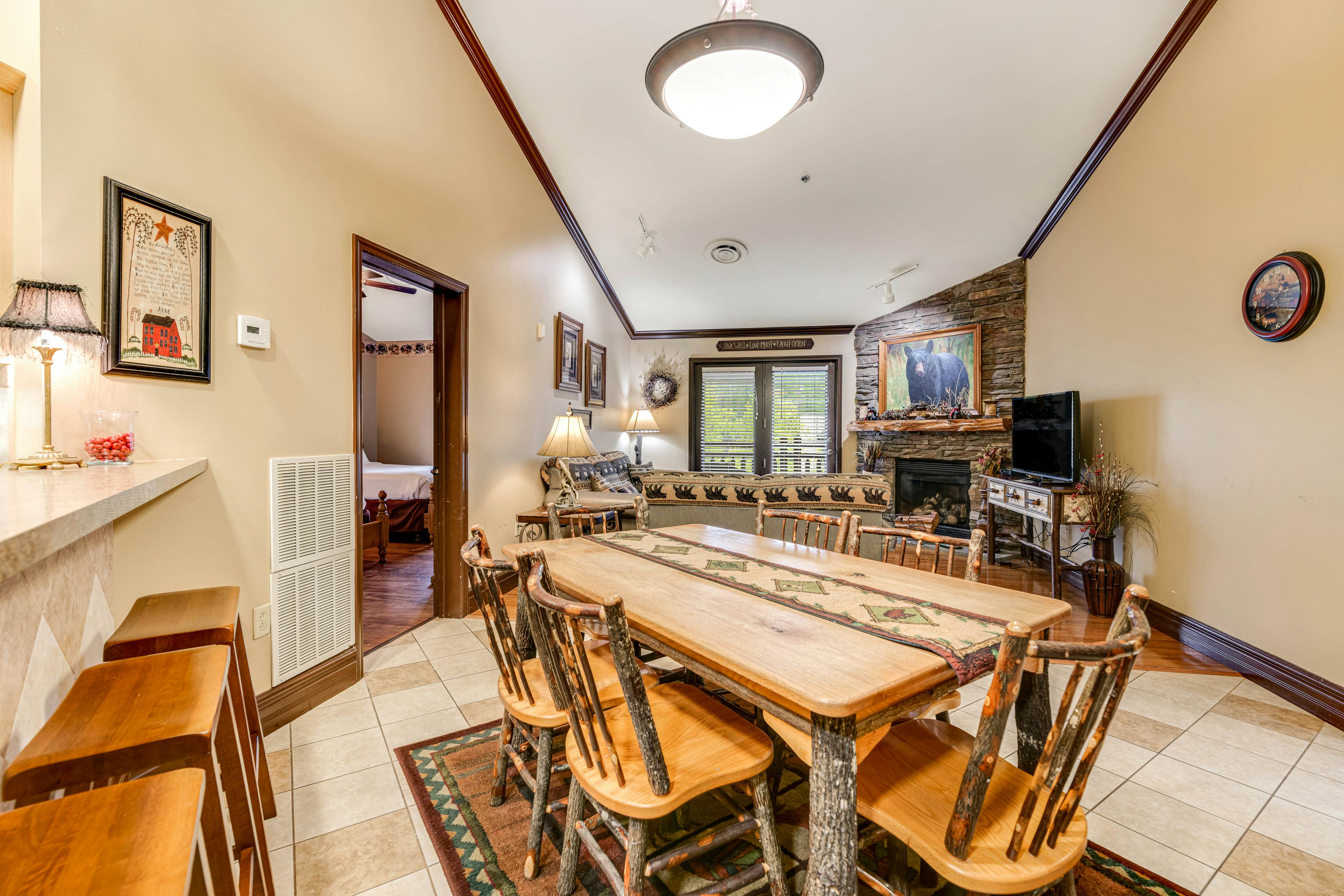 Homey Creekside Condo, Sleeps 8・Jetted Tub・Gym