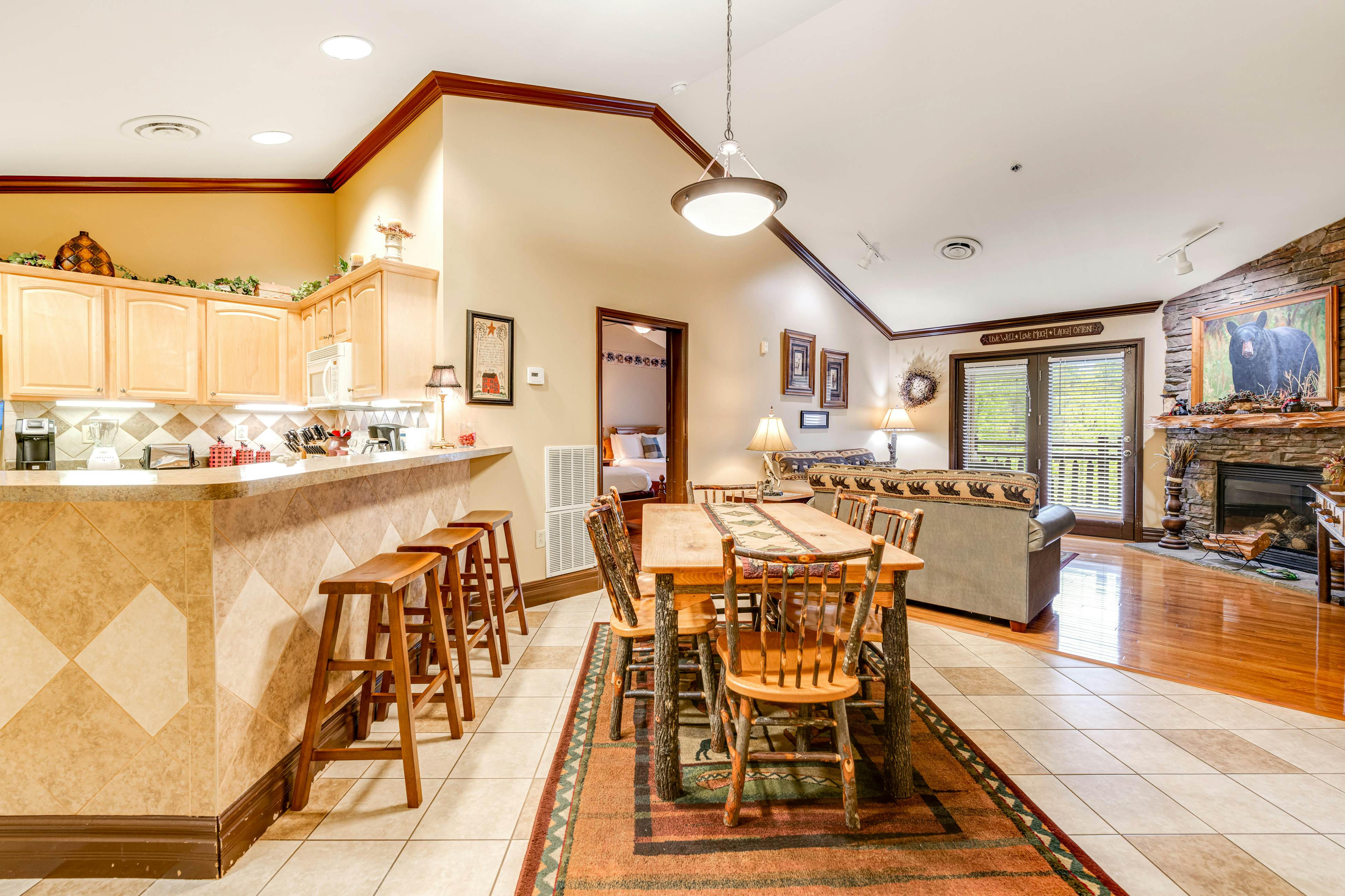 Homey Creekside Condo, Sleeps 8・Jetted Tub・Gym