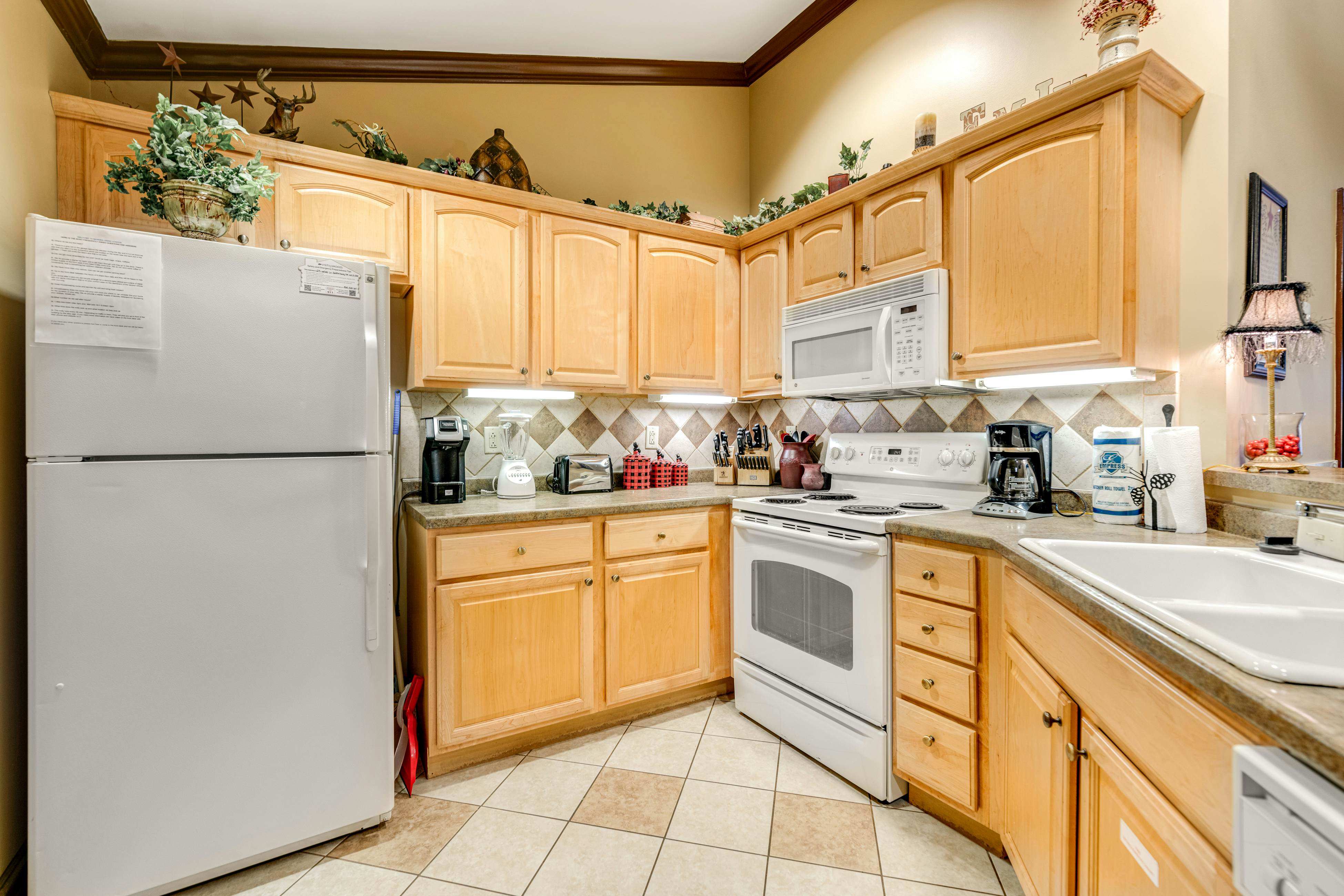 Homey Creekside Condo, Sleeps 8・Jetted Tub・Gym