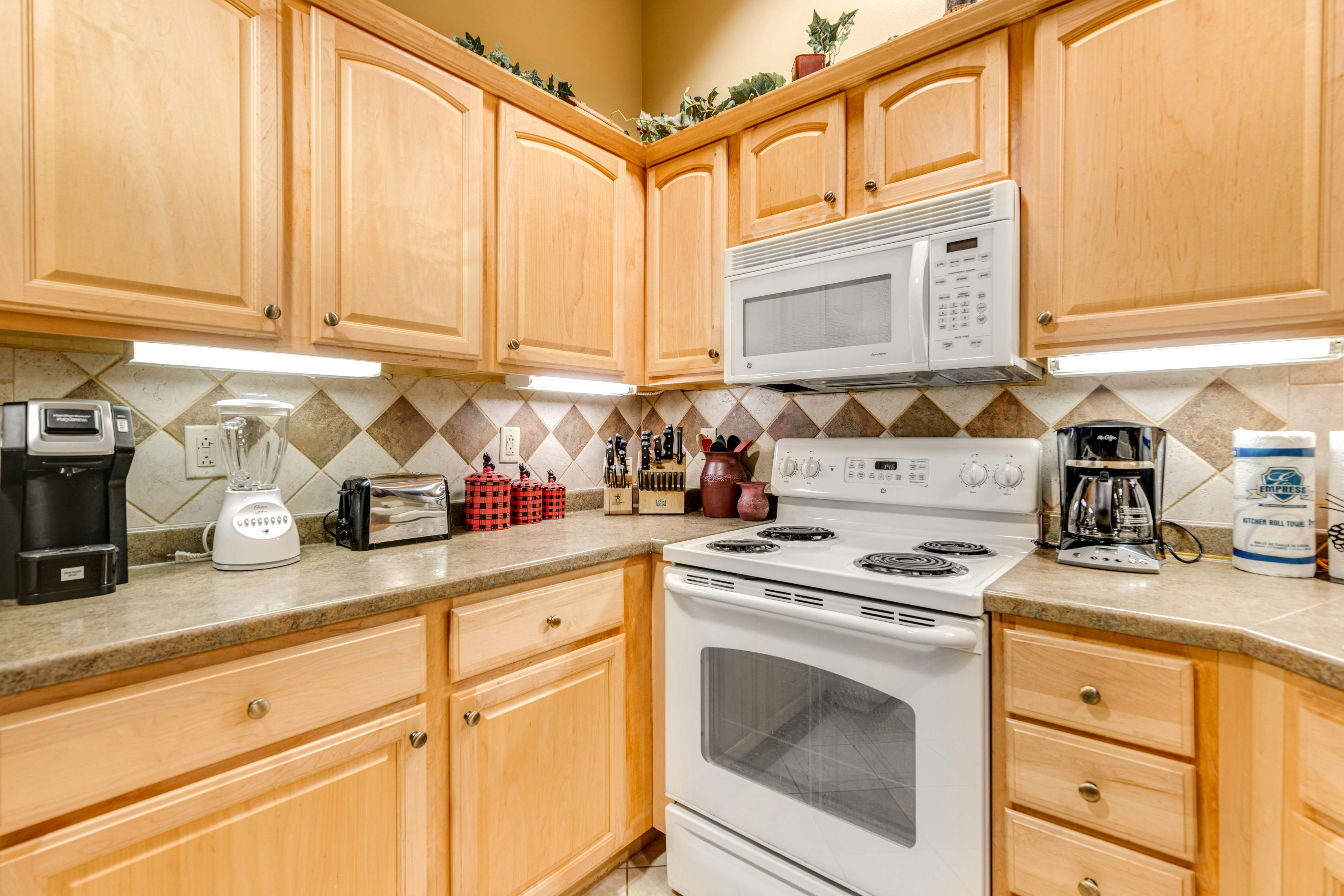 Homey Creekside Condo, Sleeps 8・Jetted Tub・Gym