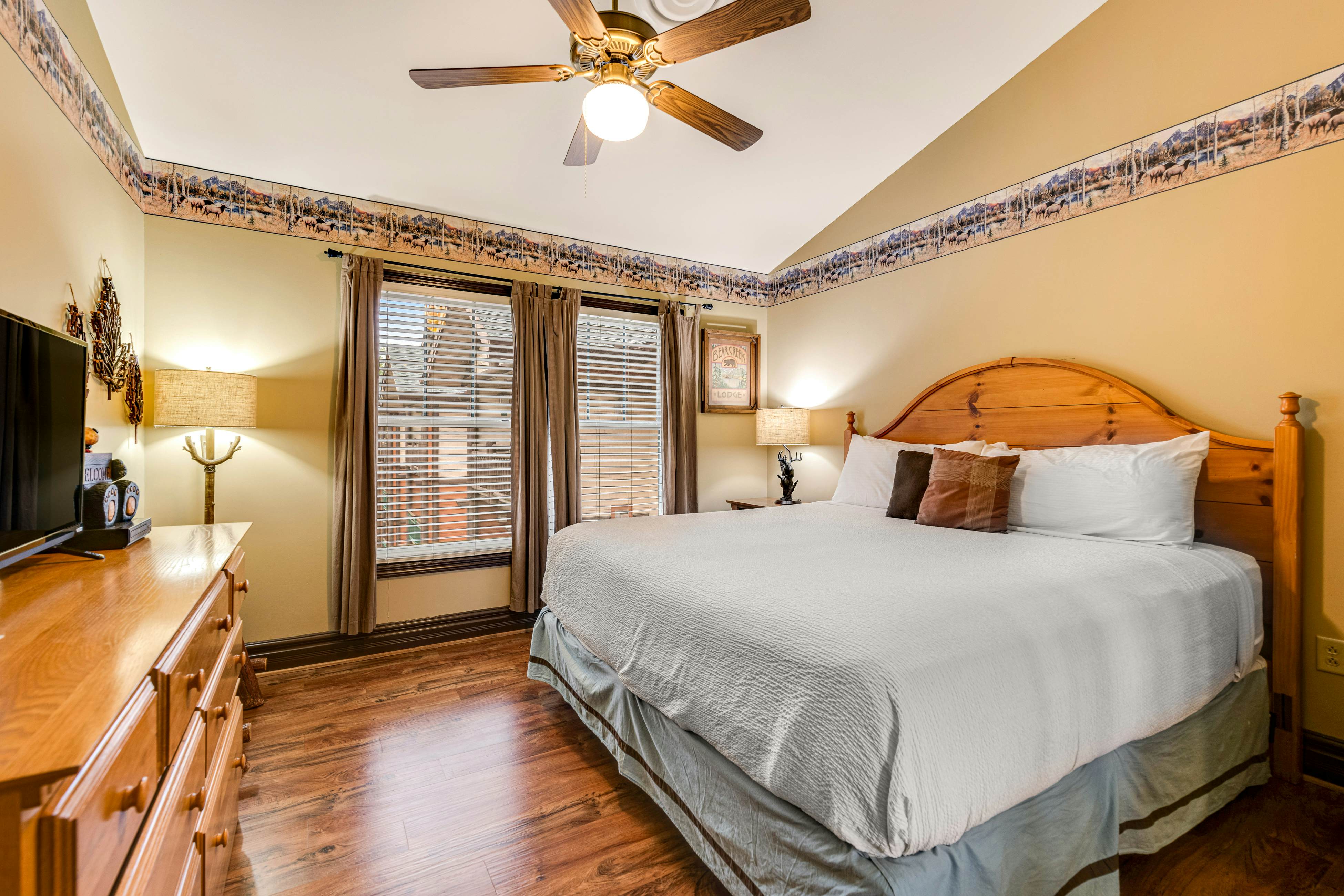 Homey Creekside Condo, Sleeps 8・Jetted Tub・Gym