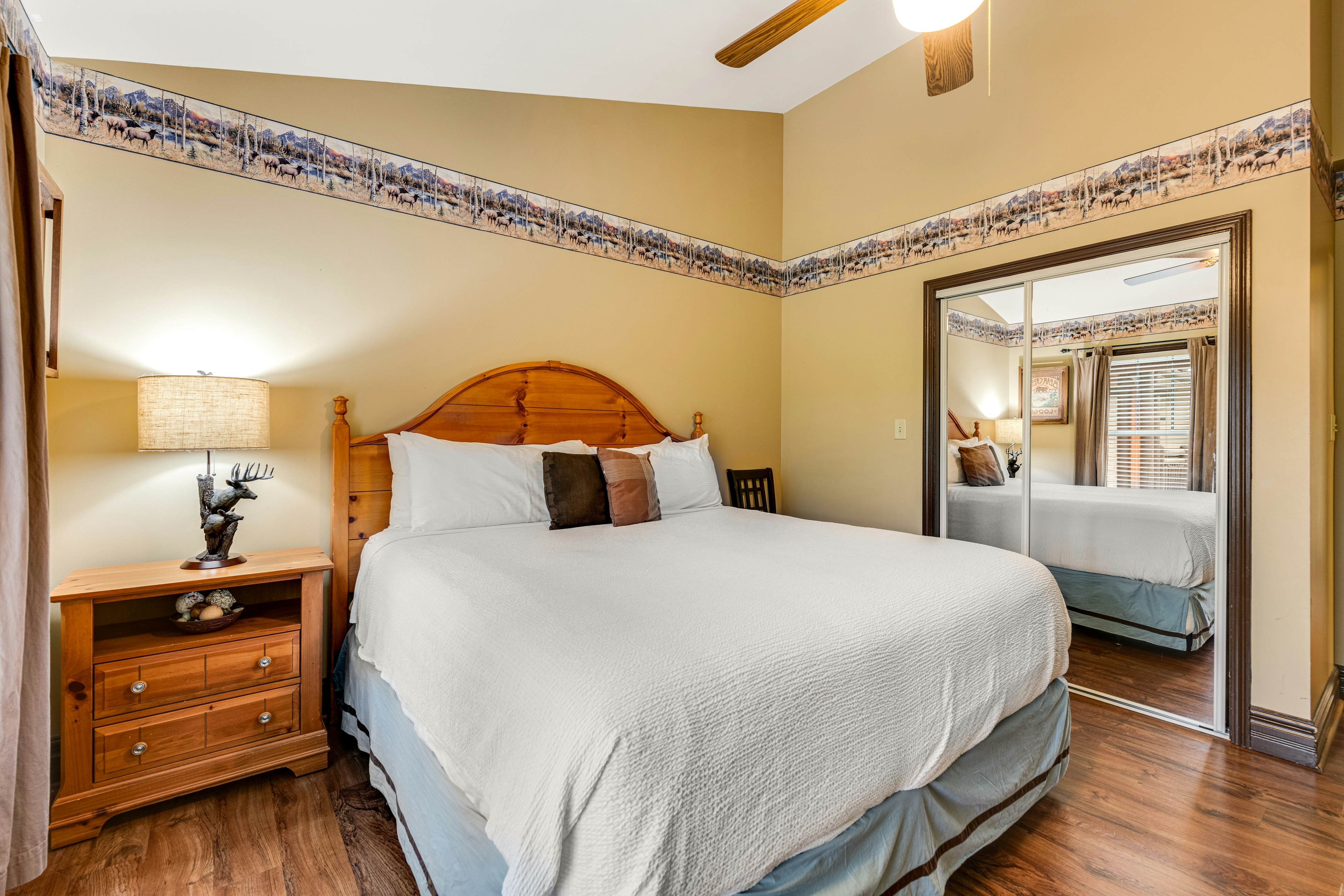 Homey Creekside Condo, Sleeps 8・Jetted Tub・Gym