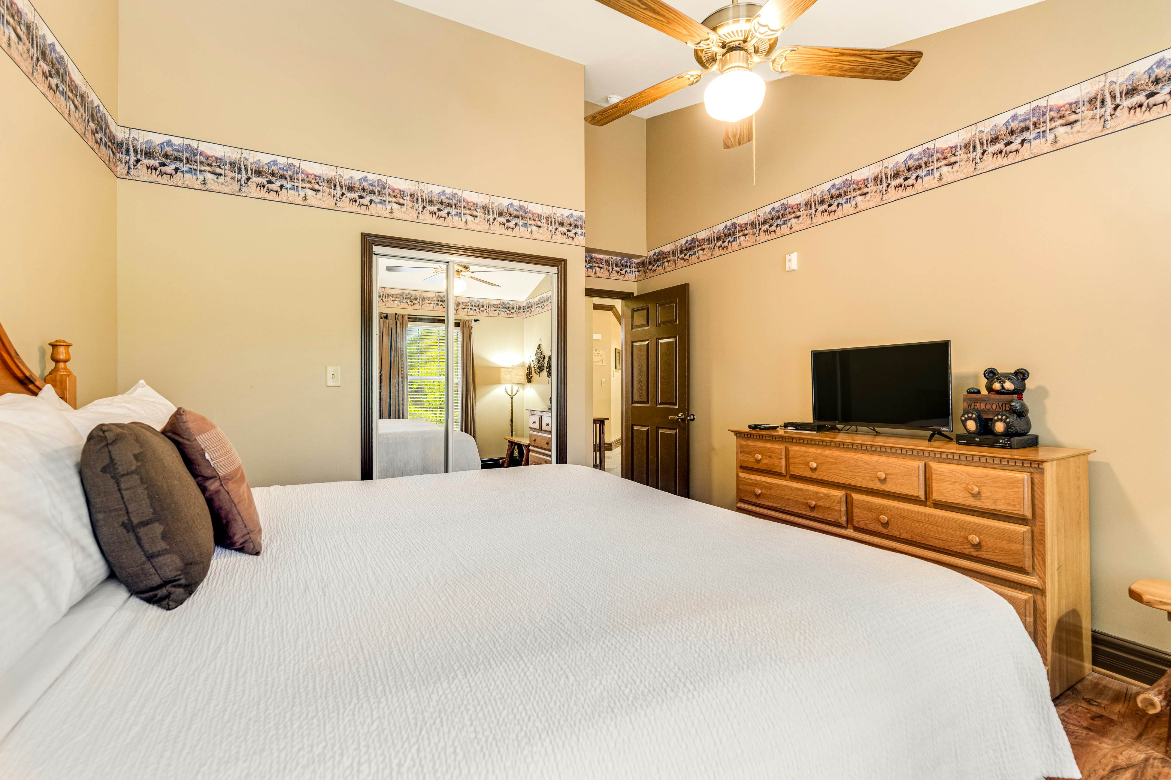 Homey Creekside Condo, Sleeps 8・Jetted Tub・Gym