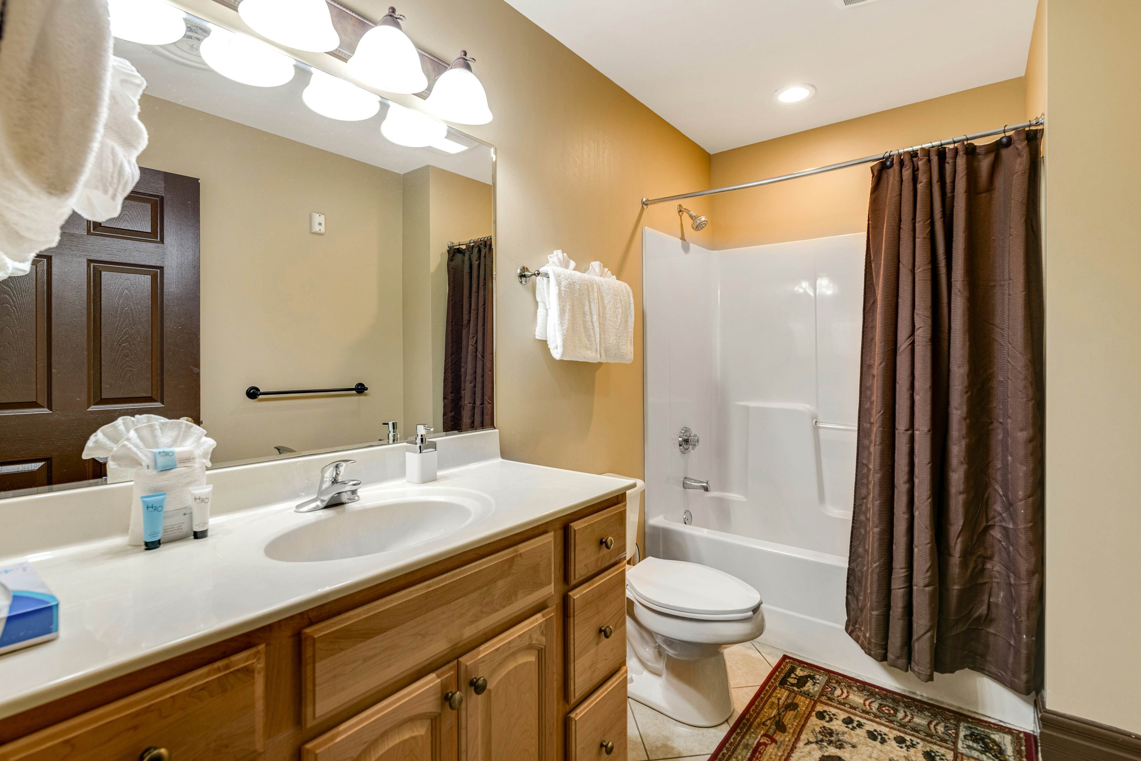 Homey Creekside Condo, Sleeps 8・Jetted Tub・Gym