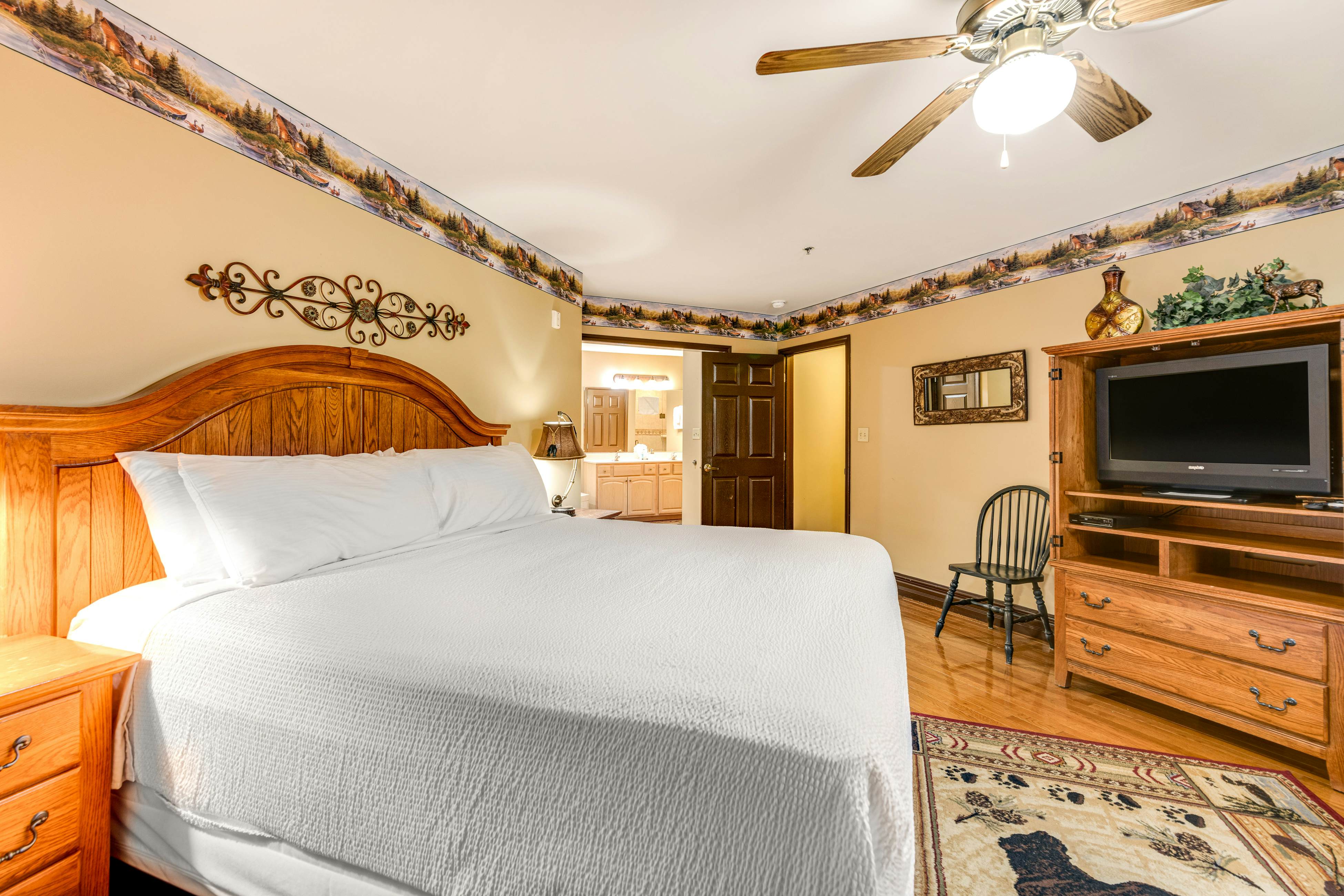 Homey Creekside Condo, Sleeps 8・Jetted Tub・Gym