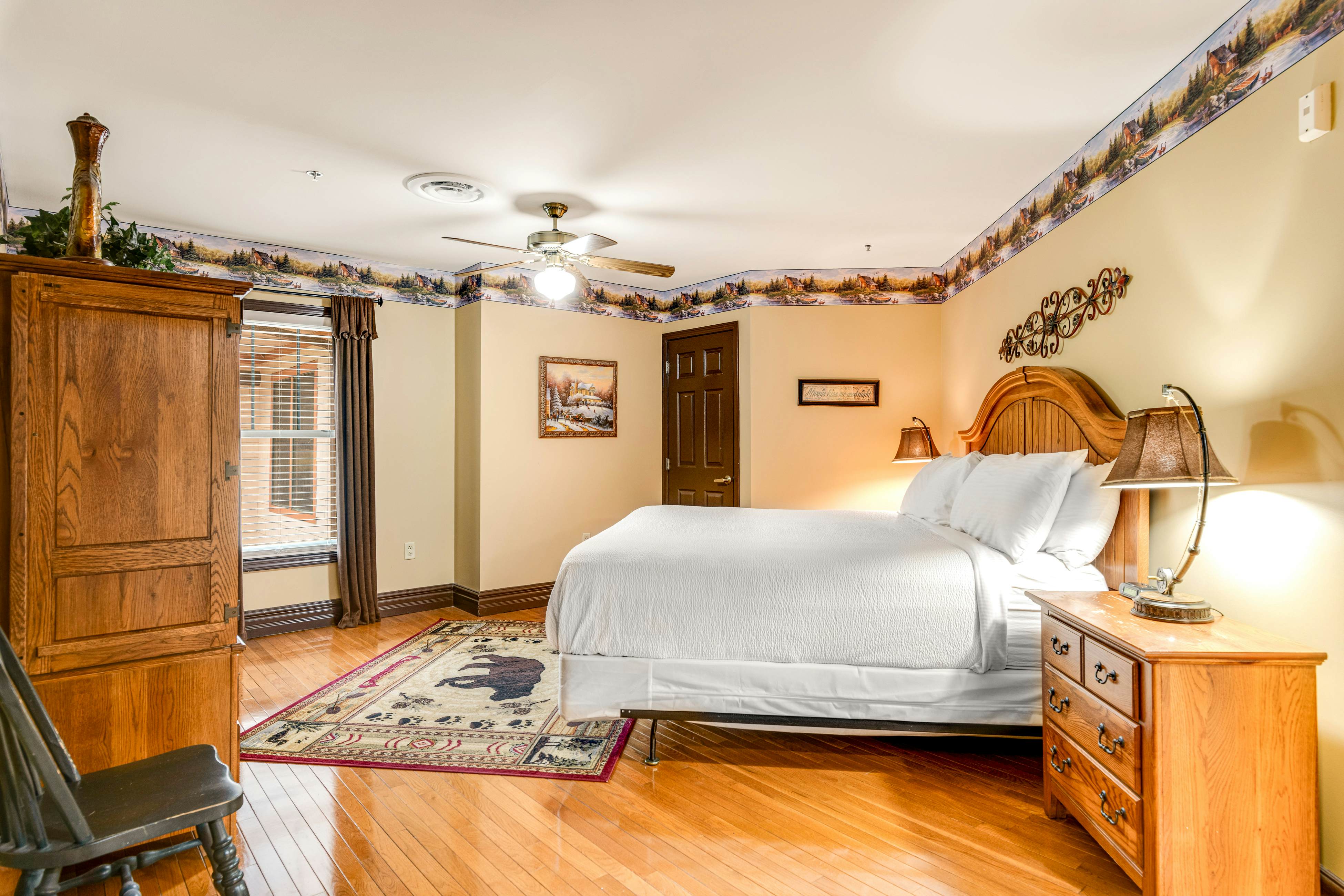 Homey Creekside Condo, Sleeps 8・Jetted Tub・Gym