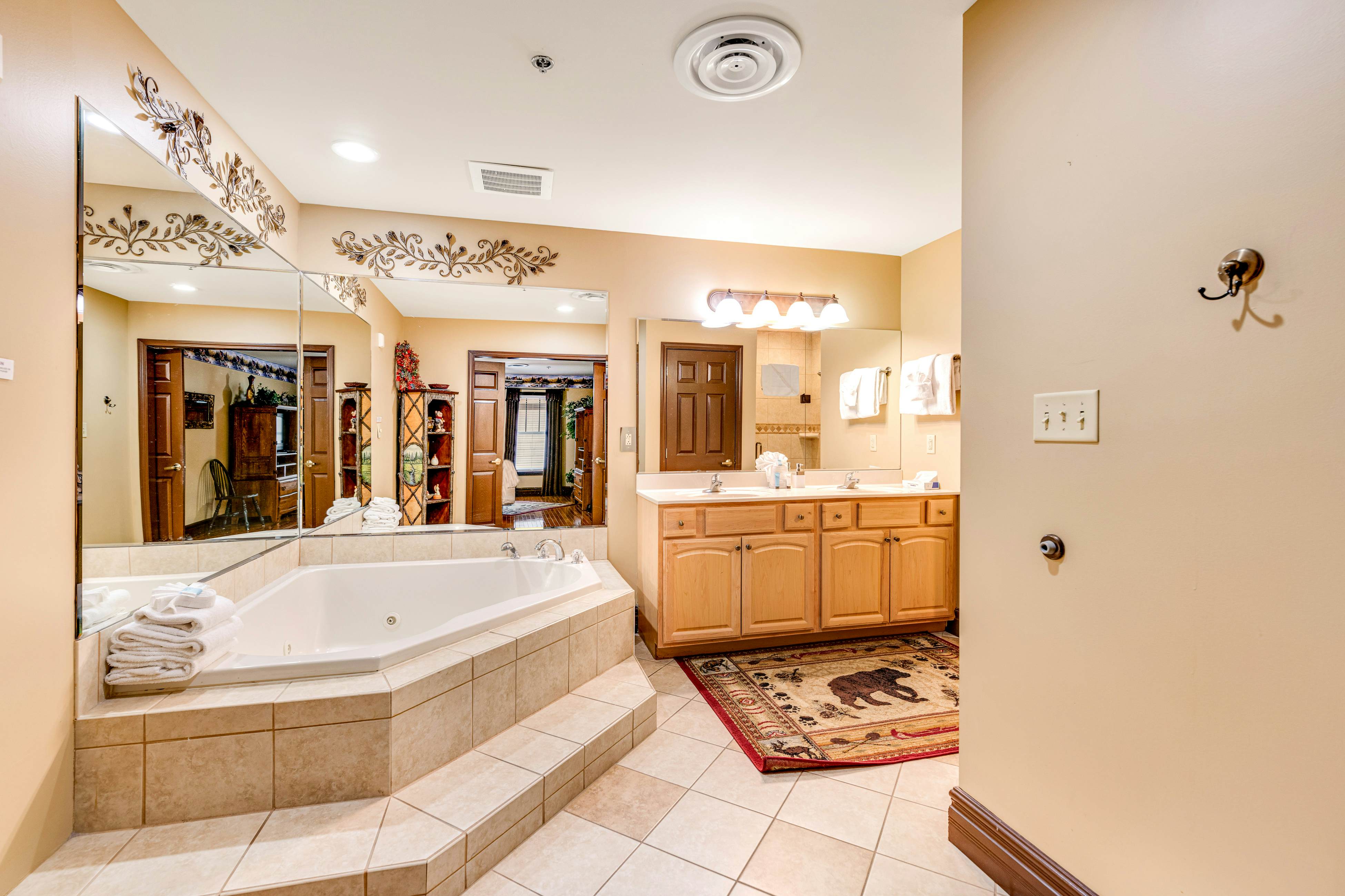 Homey Creekside Condo, Sleeps 8・Jetted Tub・Gym