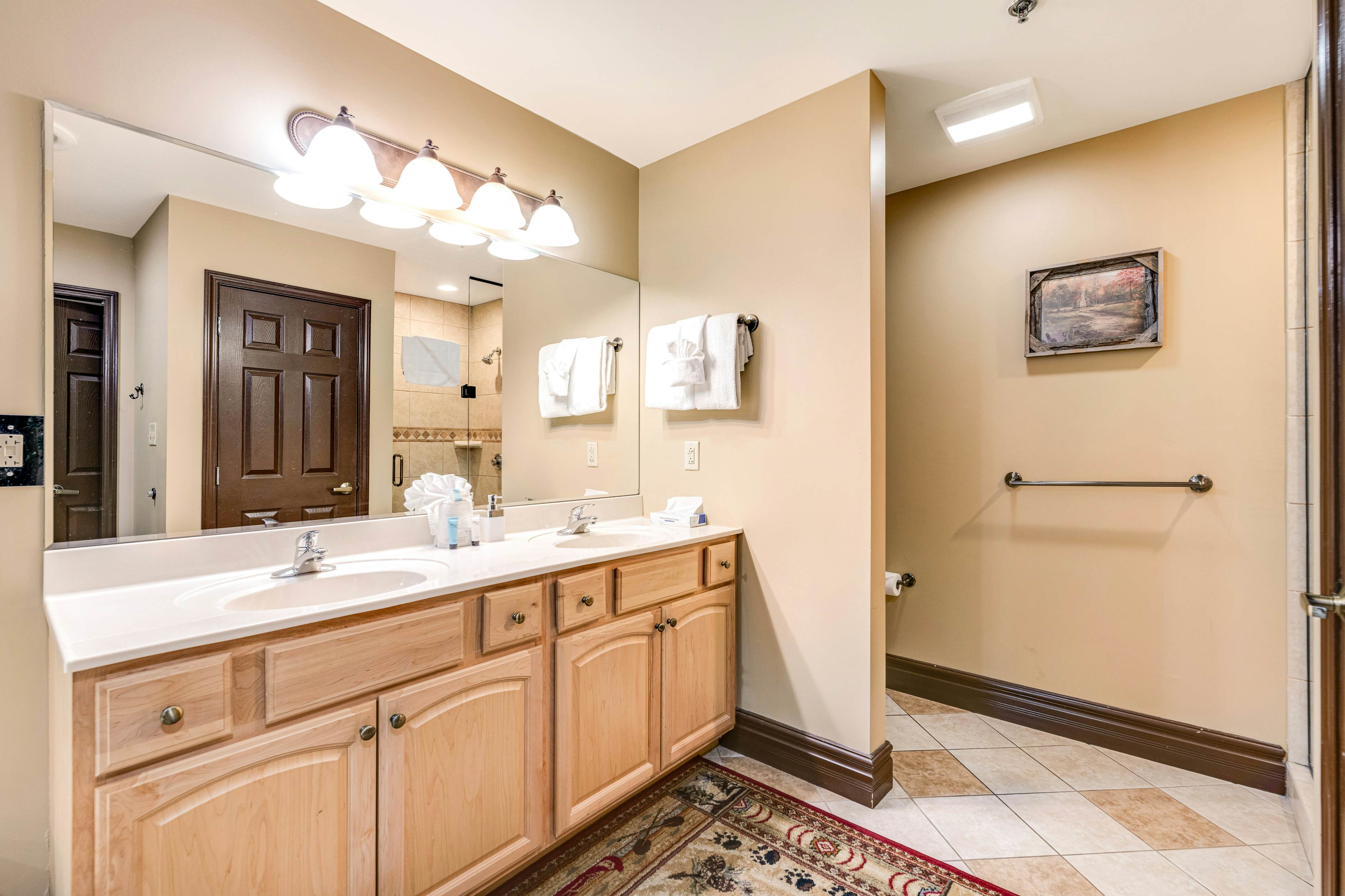 Homey Creekside Condo, Sleeps 8・Jetted Tub・Gym