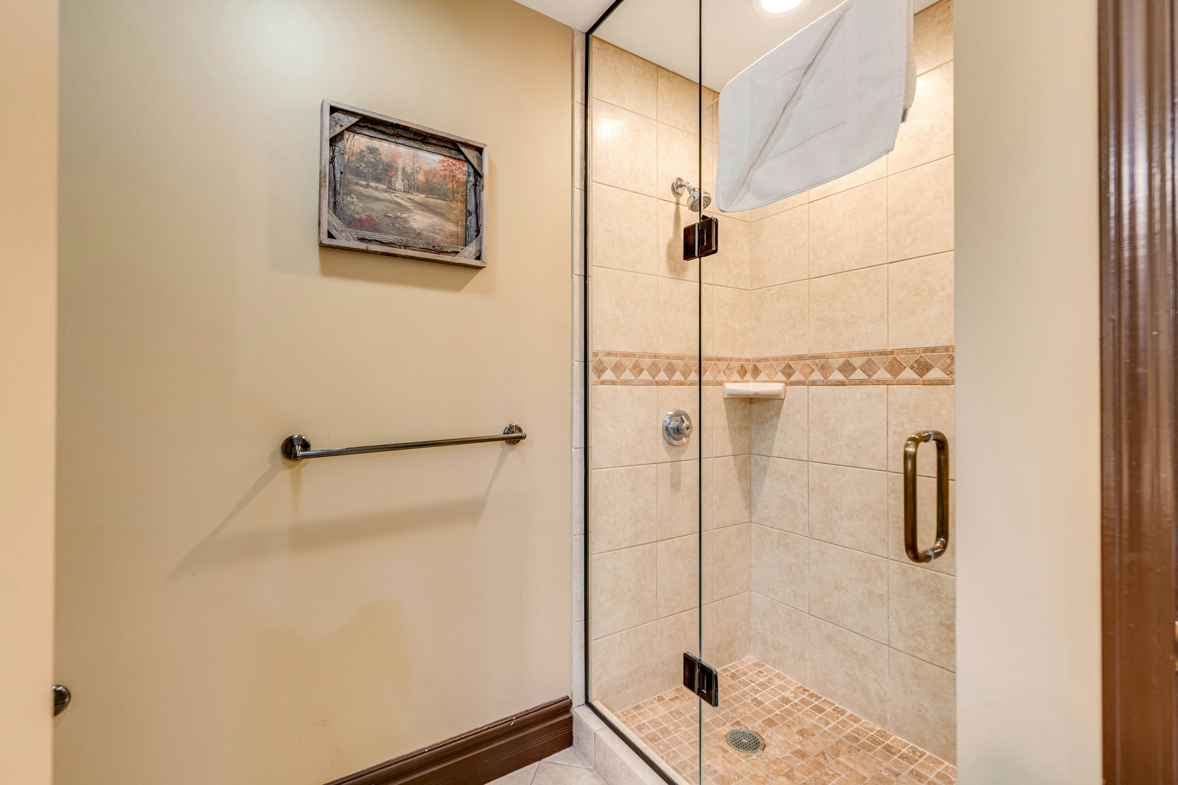 Homey Creekside Condo, Sleeps 8・Jetted Tub・Gym