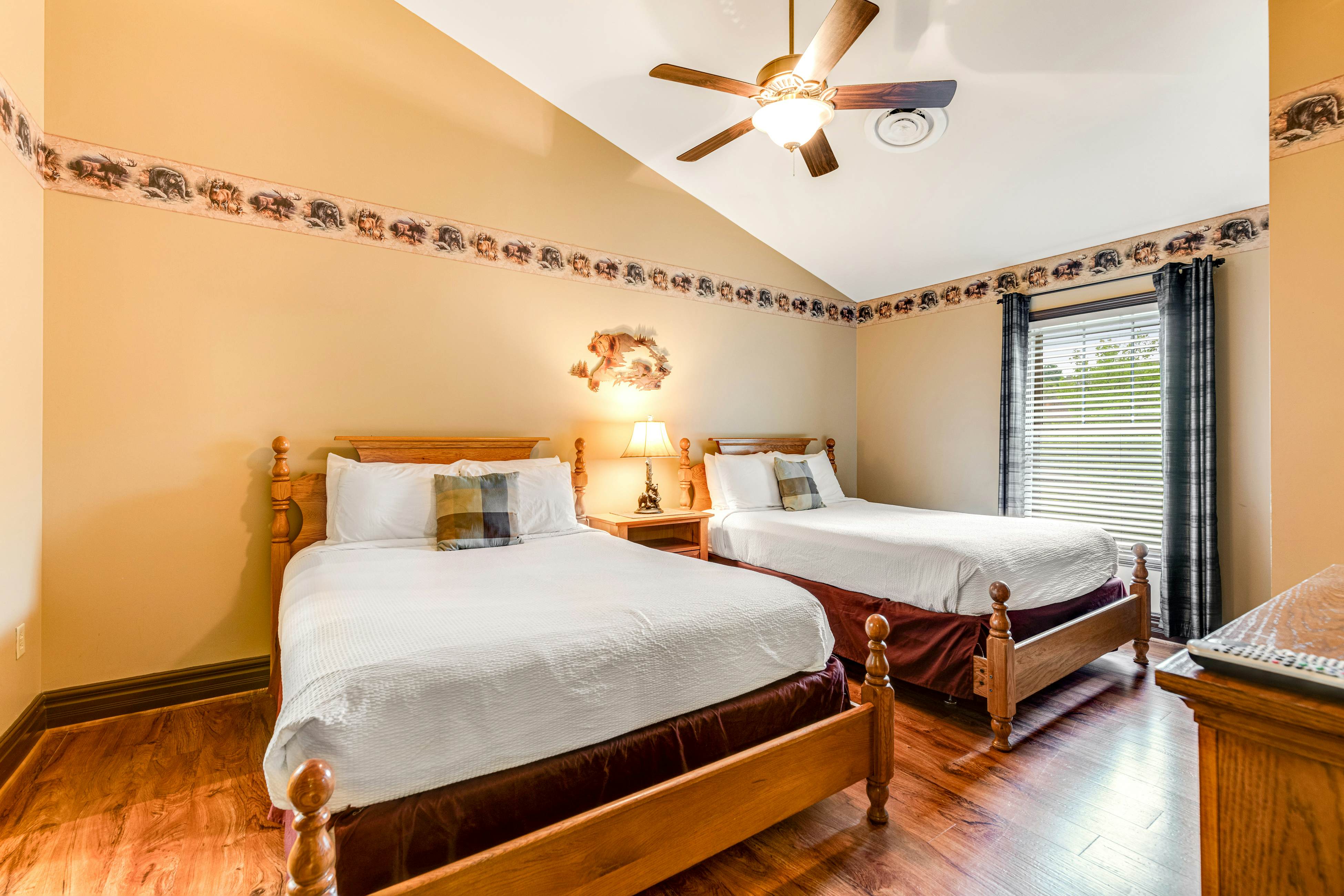 Homey Creekside Condo, Sleeps 8・Jetted Tub・Gym