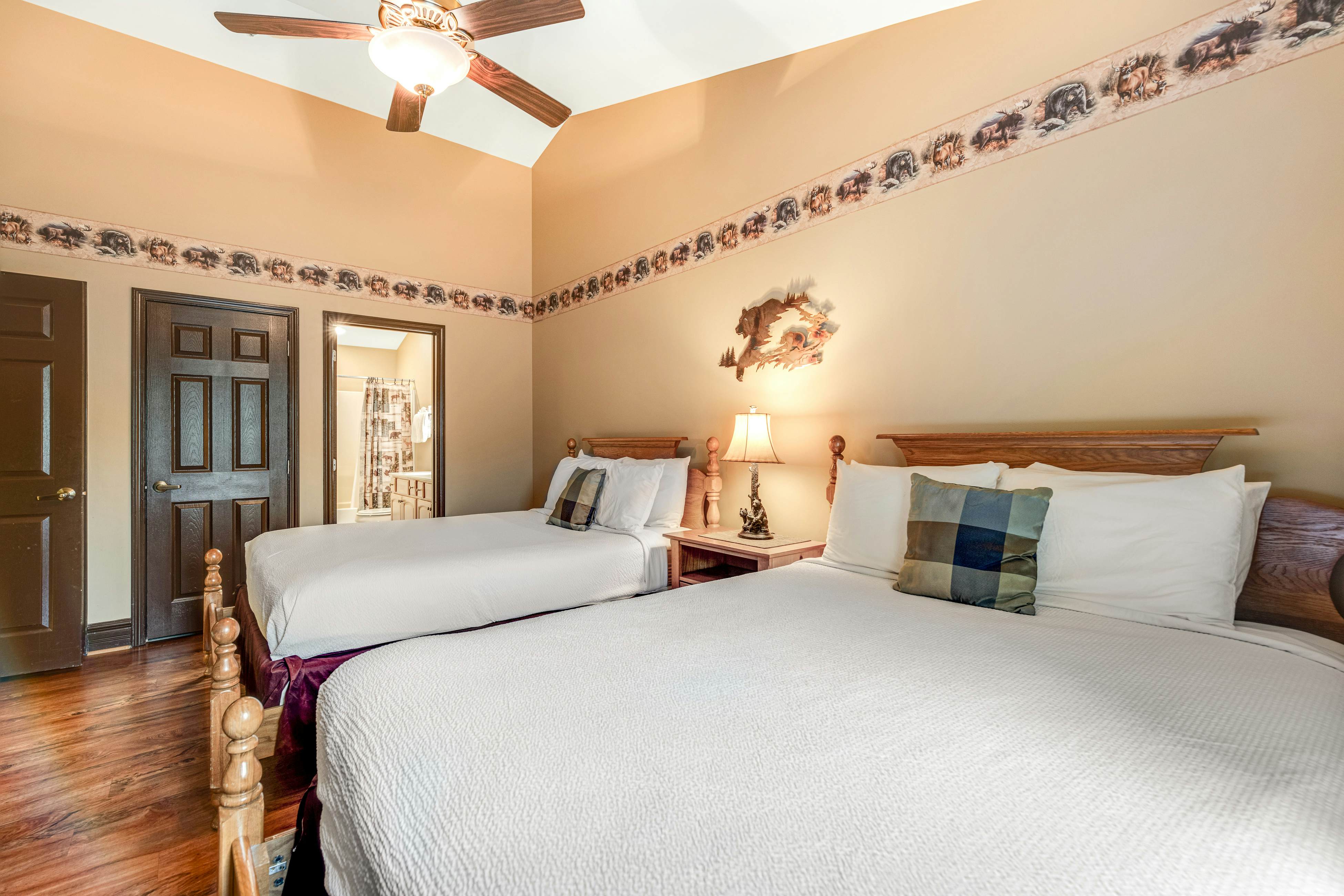 Homey Creekside Condo, Sleeps 8・Jetted Tub・Gym