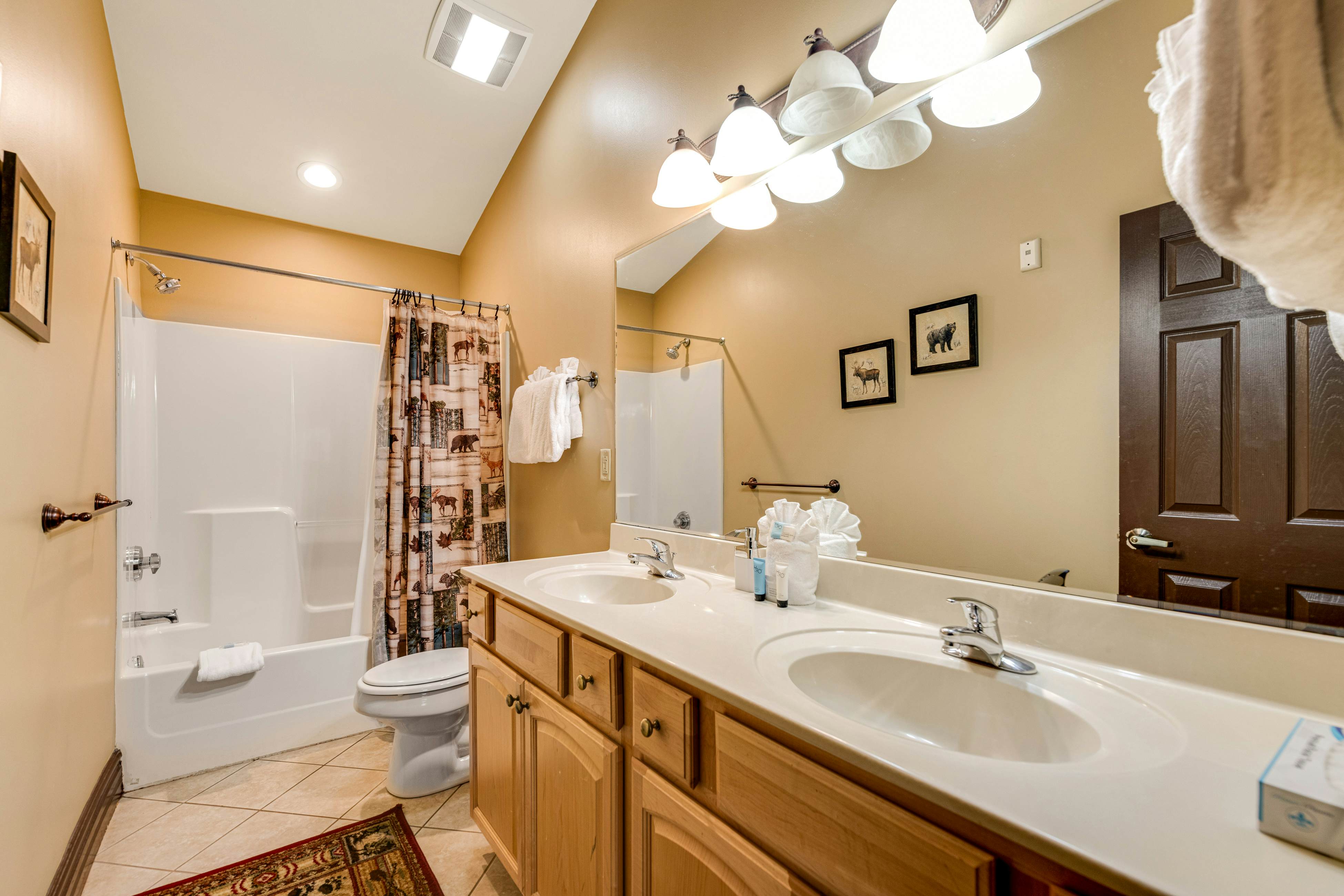 Homey Creekside Condo, Sleeps 8・Jetted Tub・Gym