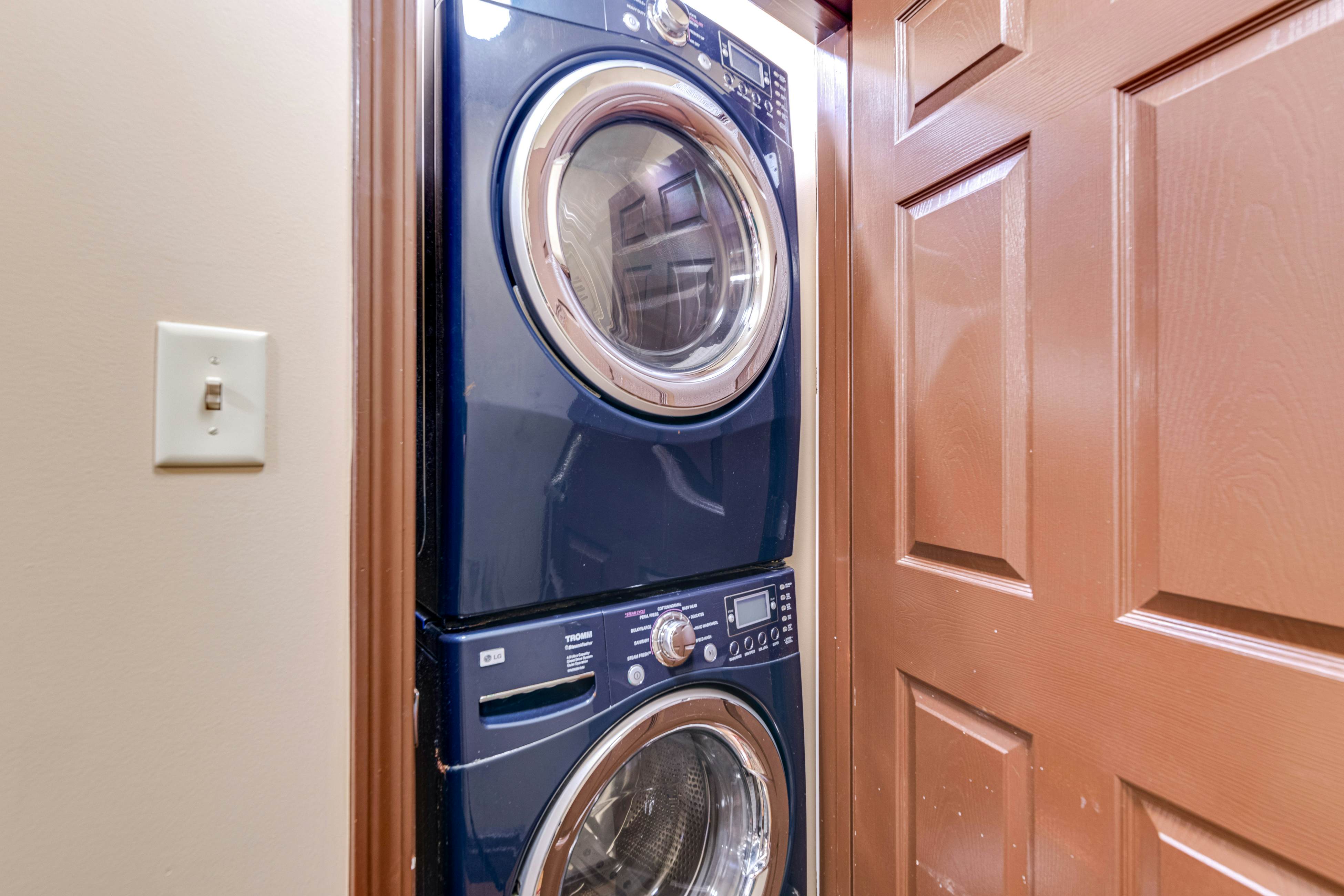 Homey Creekside Condo, Sleeps 8・Jetted Tub・Gym