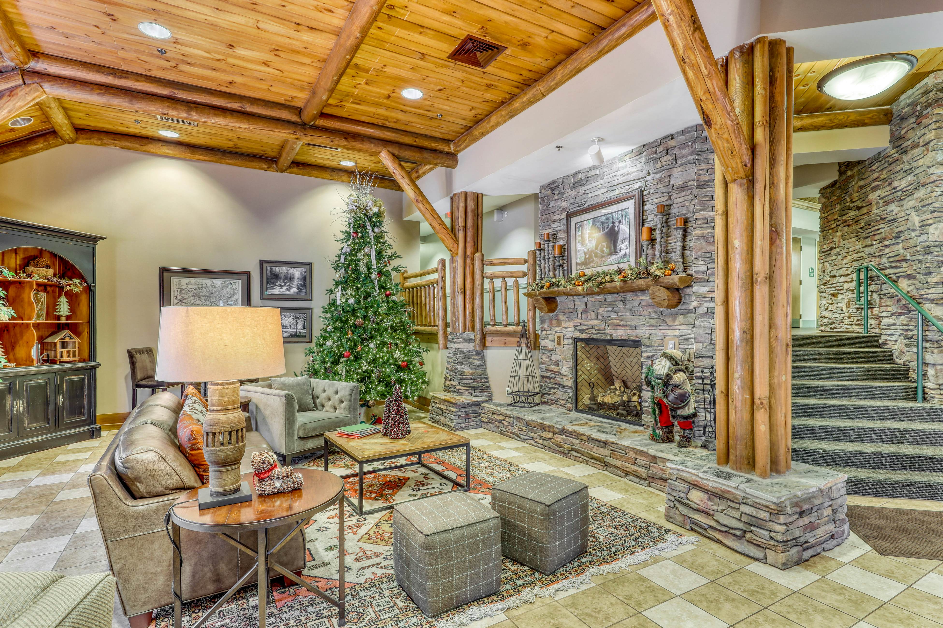 Homey Creekside Condo, Sleeps 8・Jetted Tub・Gym