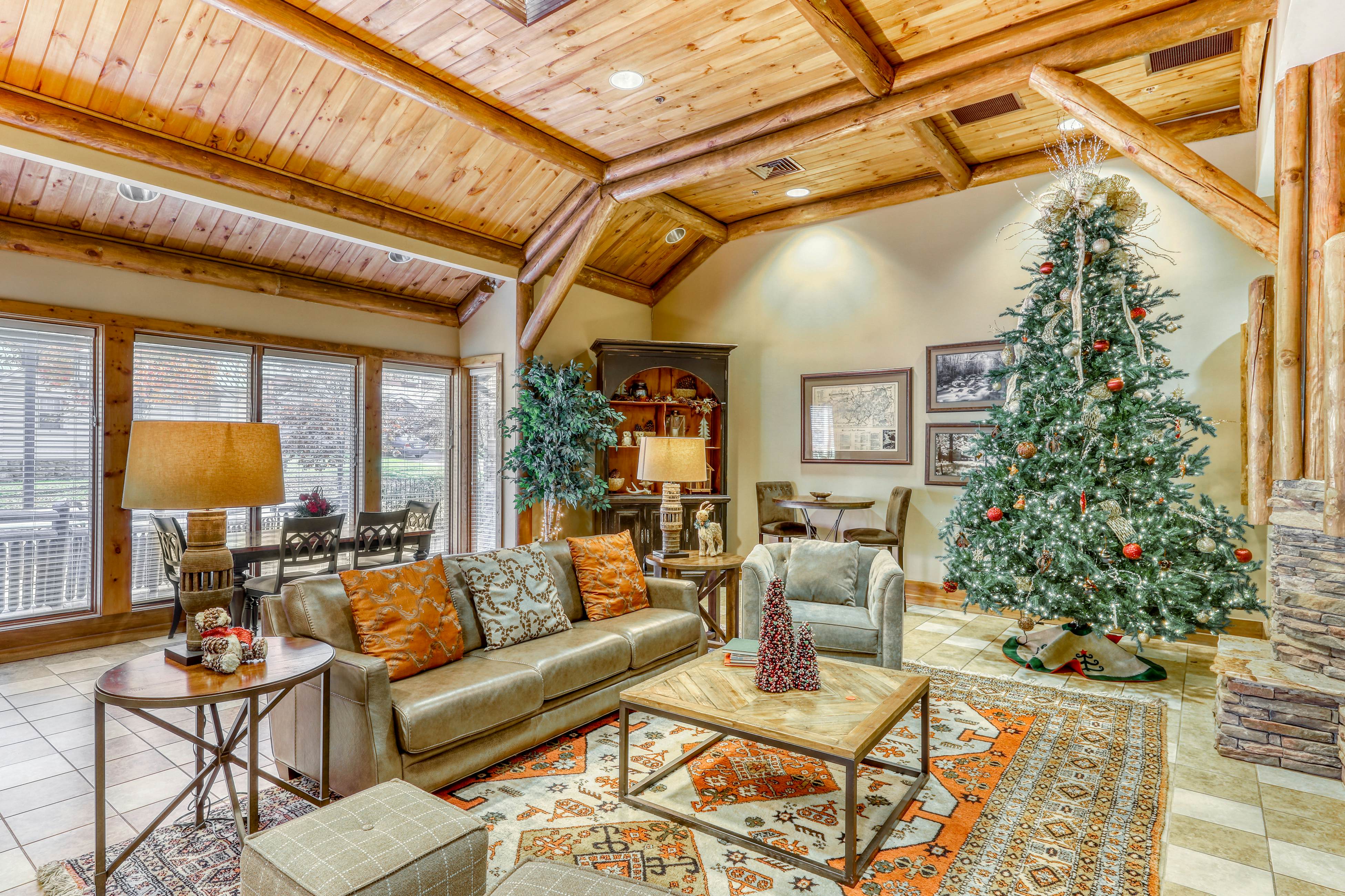 Homey Creekside Condo, Sleeps 8・Jetted Tub・Gym