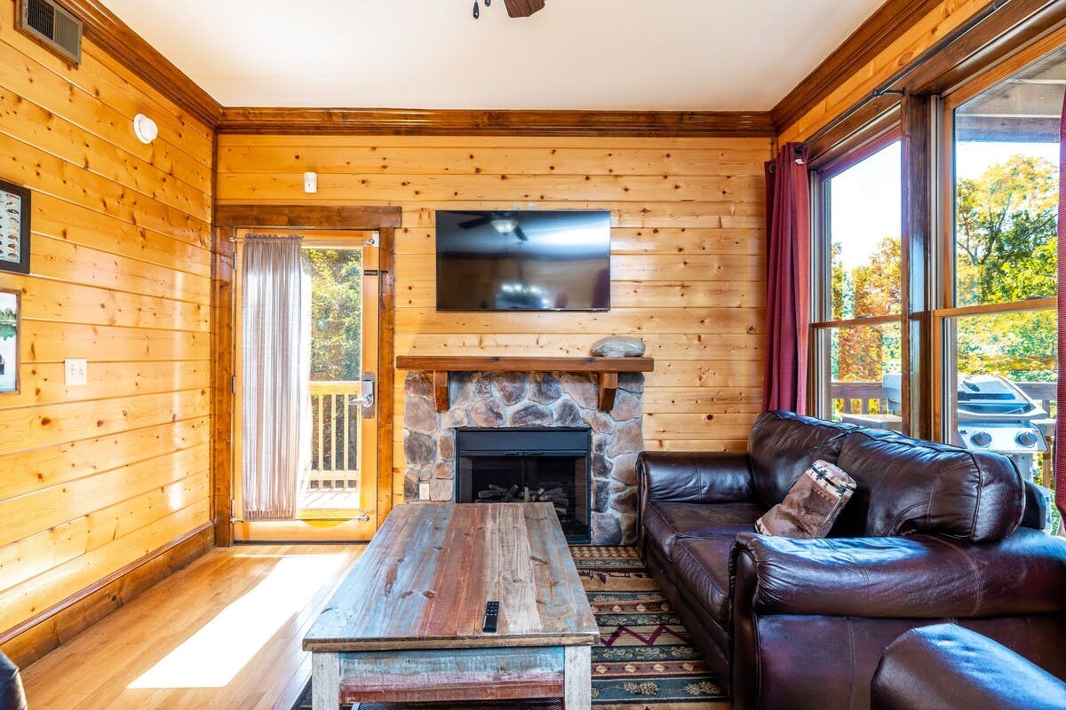 Serene Smoky Cabin, Sleeps 6・Grill・Hot Tub・Deck