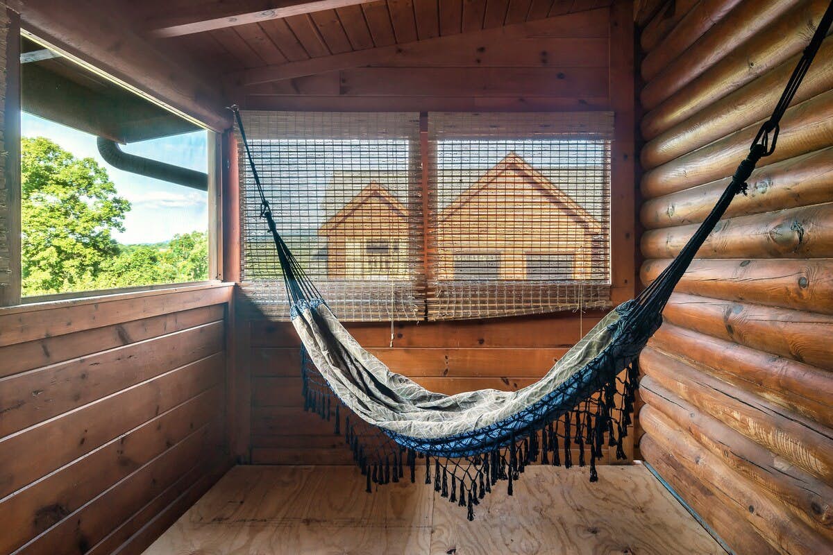 Sleeps 4,  Warm & Inviting Cabin・Grill・Resort Perks