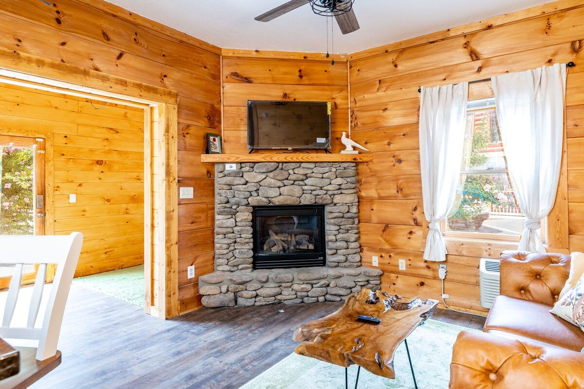 Sleeps 5, Cozy Cabin N Smokies・Arcade・Resort Perks