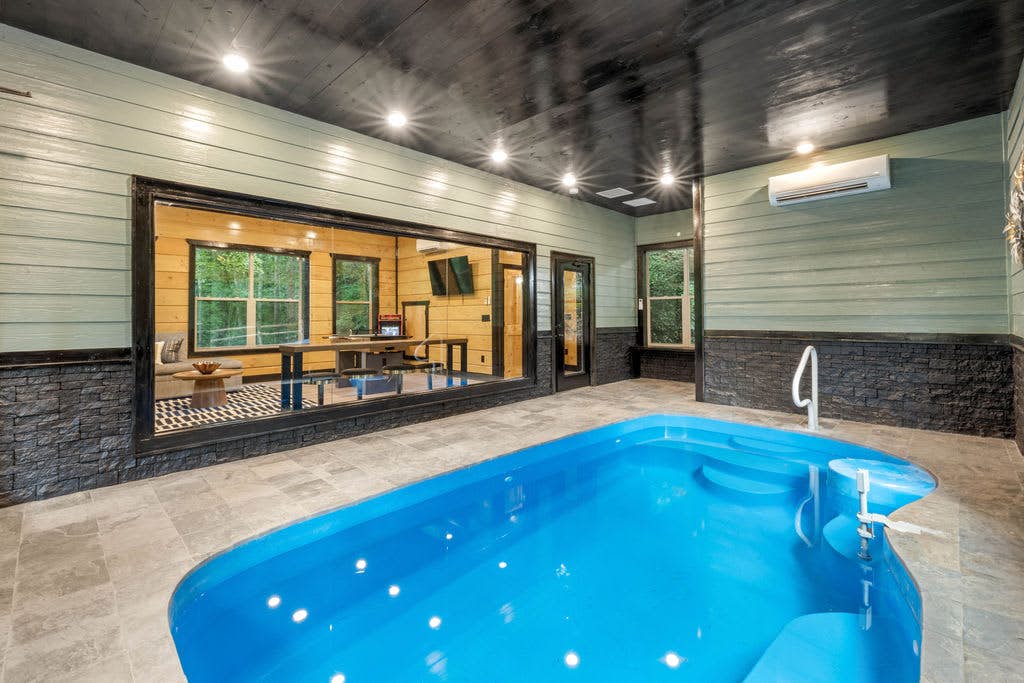 Rustic Cabin Retreat・Sleeps 10・Indoor Pool・Hot Tub