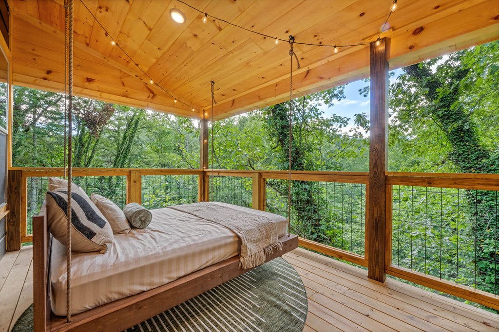 Rustic Cabin Retreat・Sleeps 10・Indoor Pool・Hot Tub