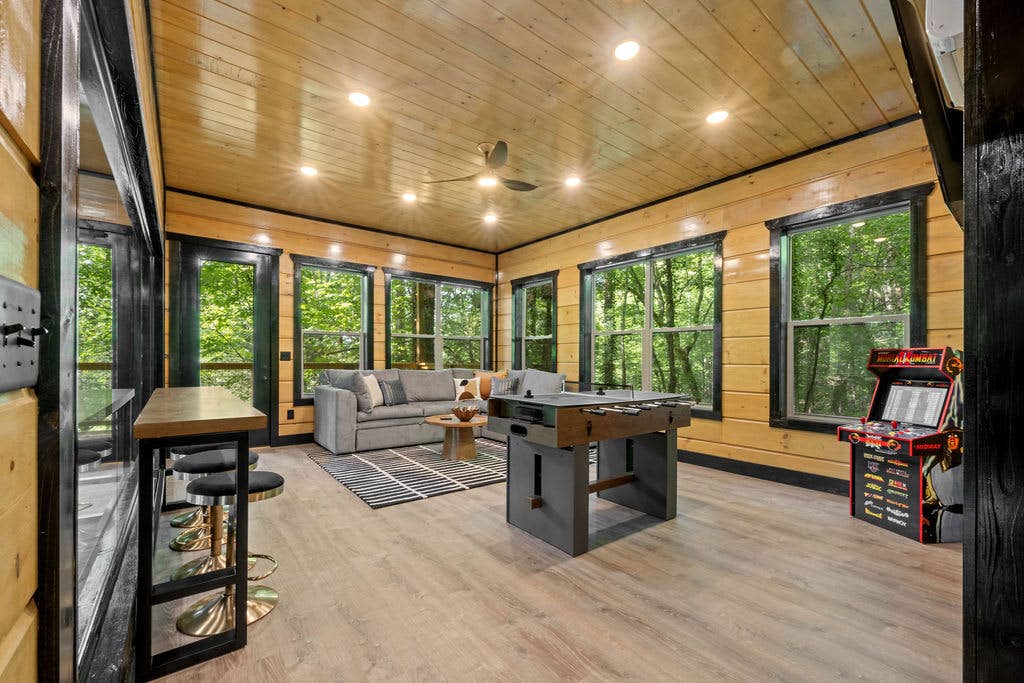 Rustic Cabin Retreat・Sleeps 10・Indoor Pool・Hot Tub