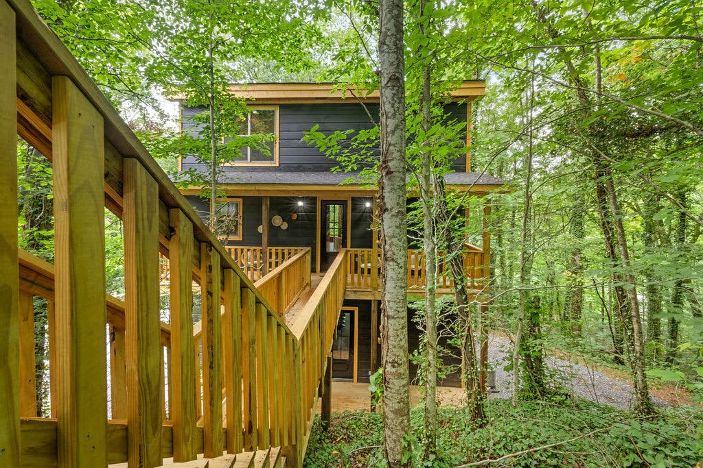 Rustic Cabin Retreat・Sleeps 10・Indoor Pool・Hot Tub