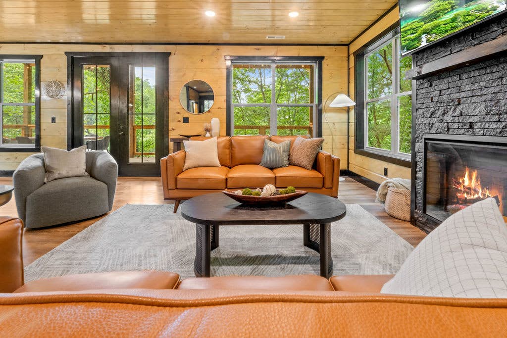 Rustic Cabin Retreat・Sleeps 10・Indoor Pool・Hot Tub