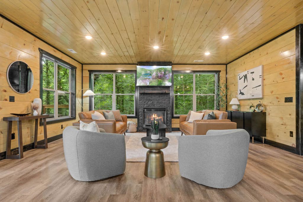 Rustic Cabin Retreat・Sleeps 10・Indoor Pool・Hot Tub