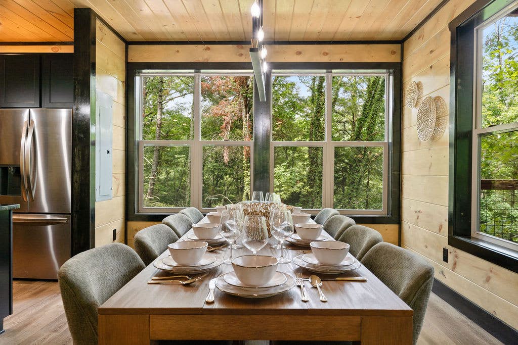 Rustic Cabin Retreat・Sleeps 10・Indoor Pool・Hot Tub