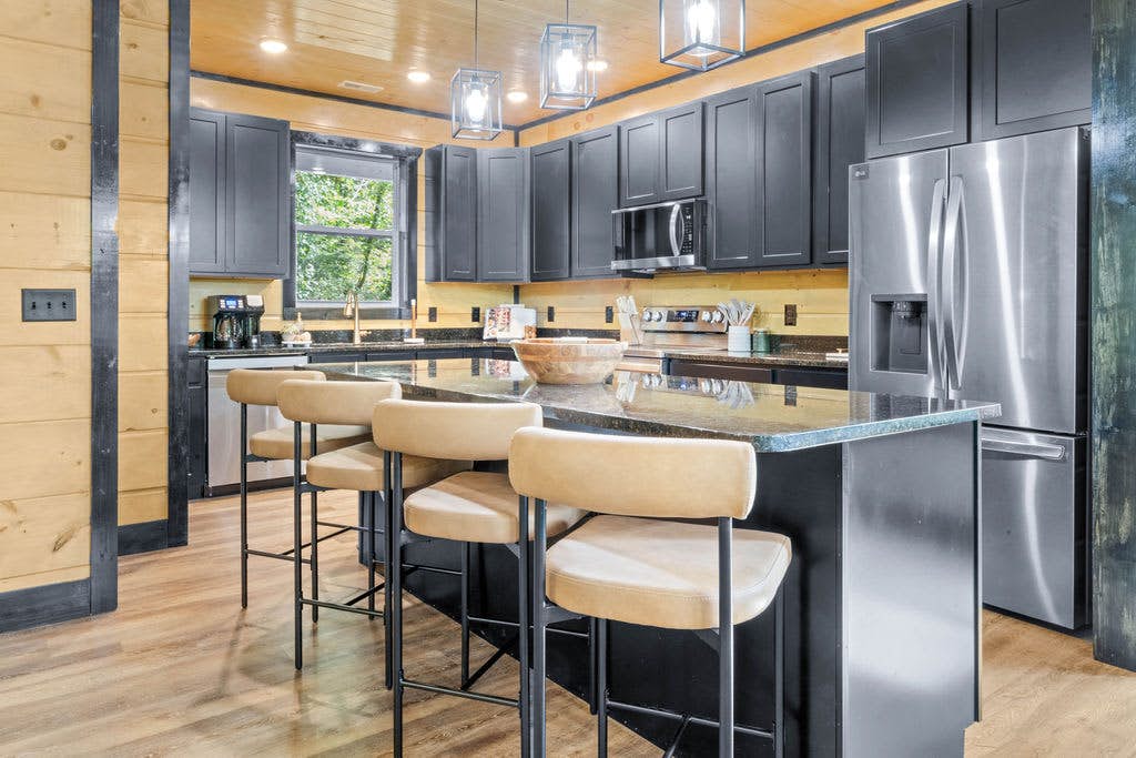 Rustic Cabin Retreat・Sleeps 10・Indoor Pool・Hot Tub