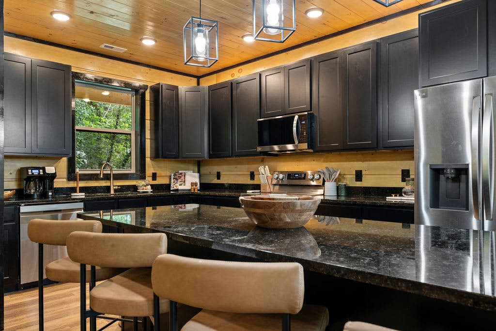 Rustic Cabin Retreat・Sleeps 10・Indoor Pool・Hot Tub