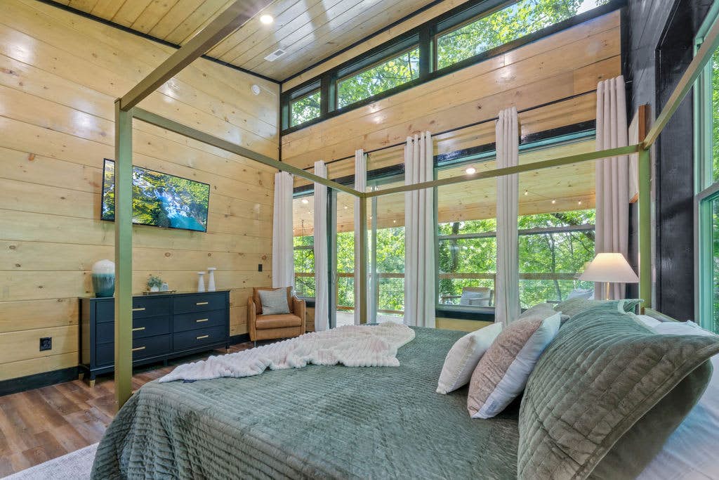 Rustic Cabin Retreat・Sleeps 10・Indoor Pool・Hot Tub