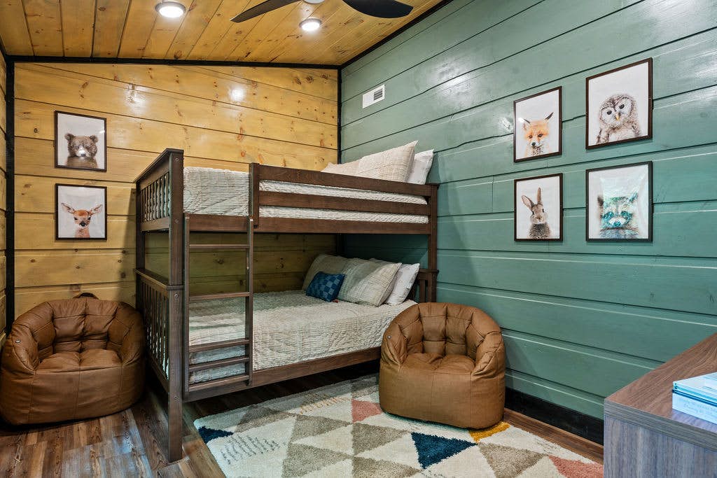 Rustic Cabin Retreat・Sleeps 10・Indoor Pool・Hot Tub