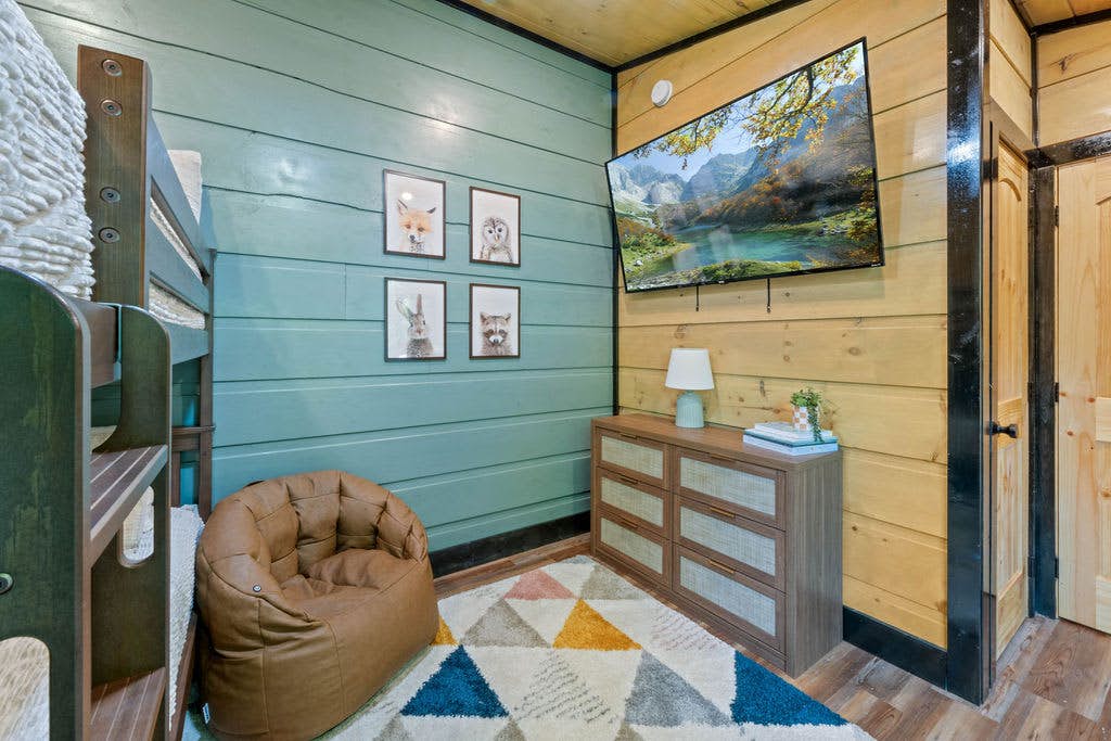 Rustic Cabin Retreat・Sleeps 10・Indoor Pool・Hot Tub